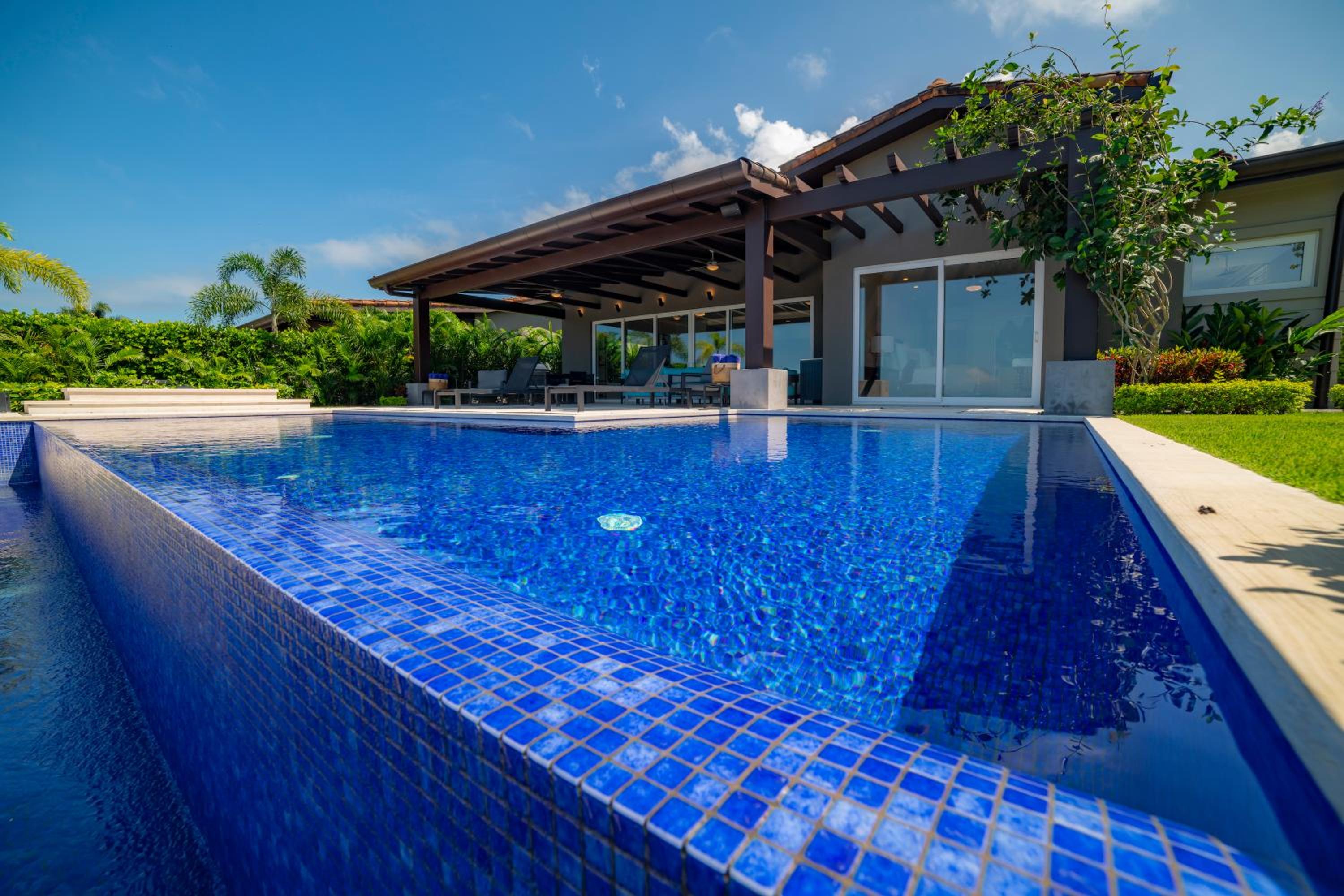Casa Blue Sail 6 bdrs ocean view in Los Suenos