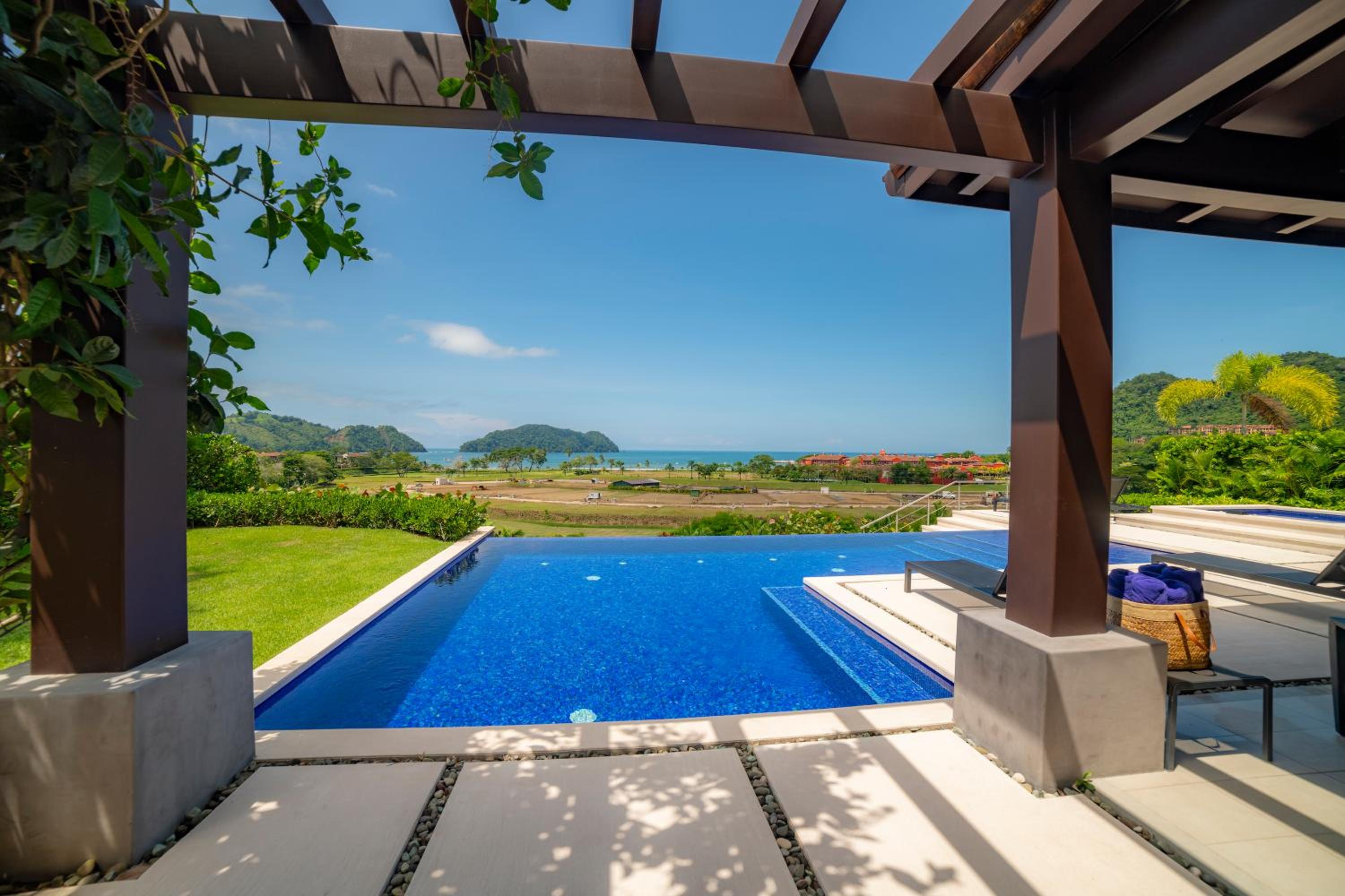 Casa Blue Sail 6 bdrs ocean view in Los Suenos