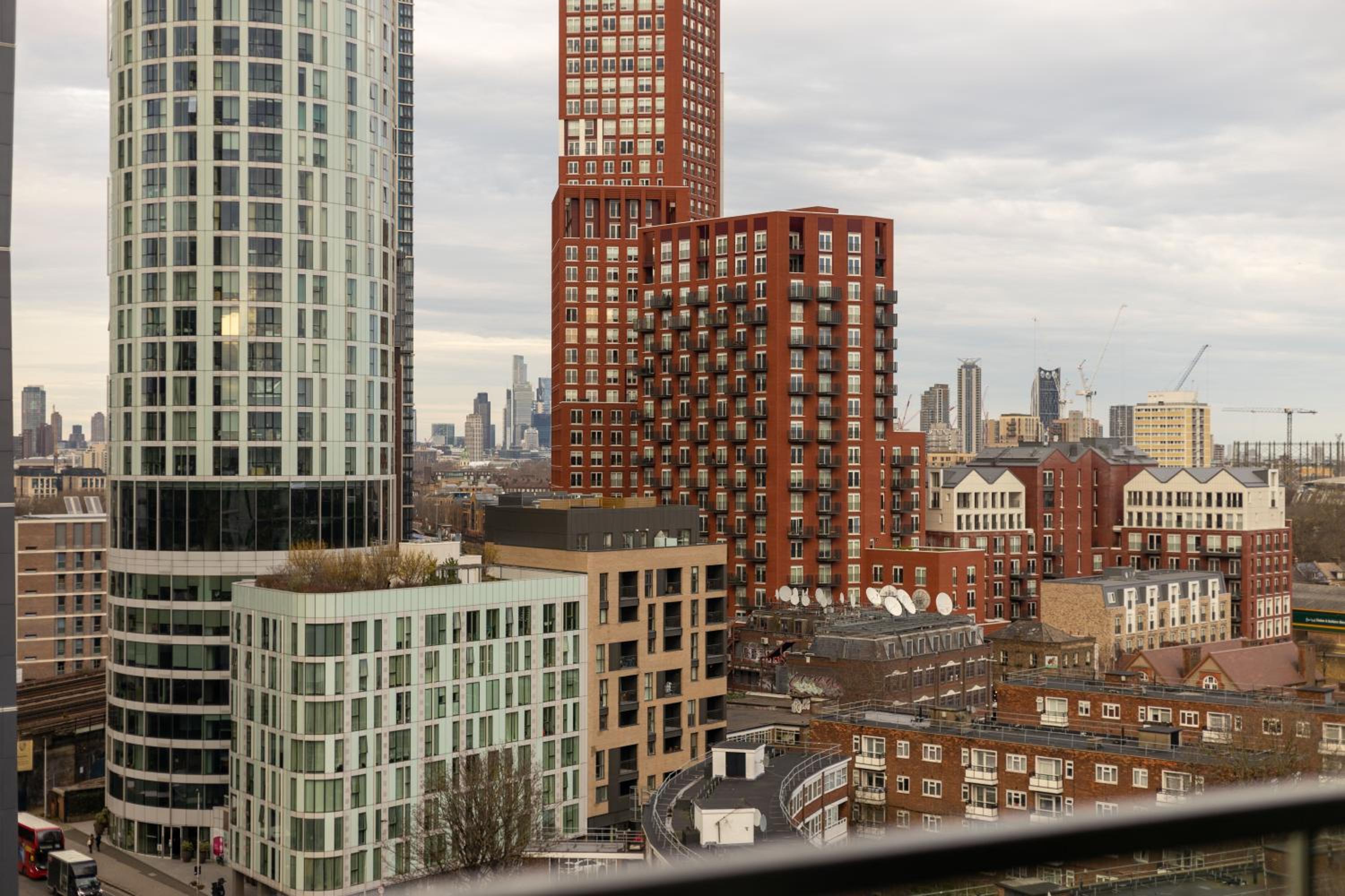Stylish and Spacious- One Bed in Nine Elms