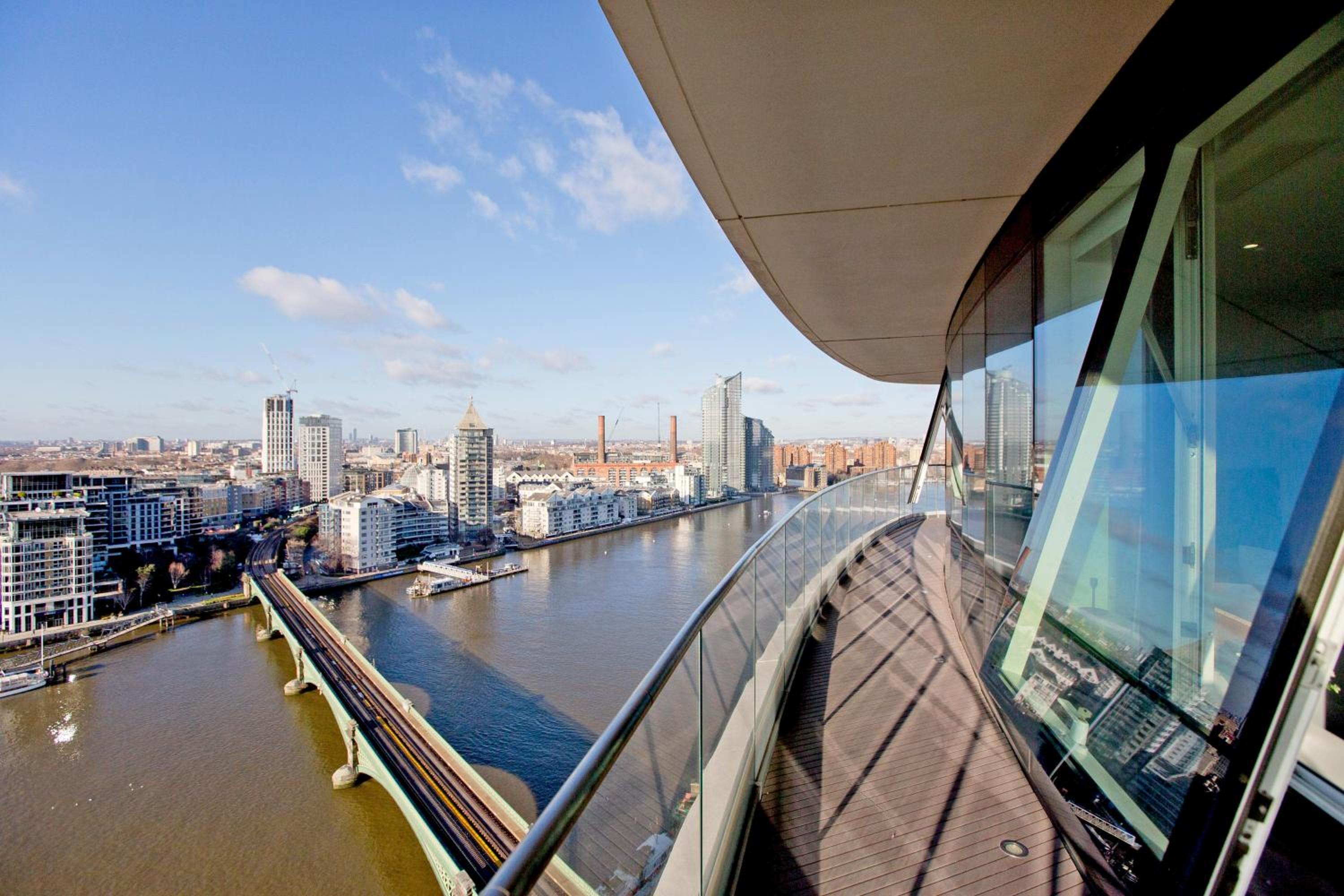 Stunning Thames view 3BR Heaven view 2