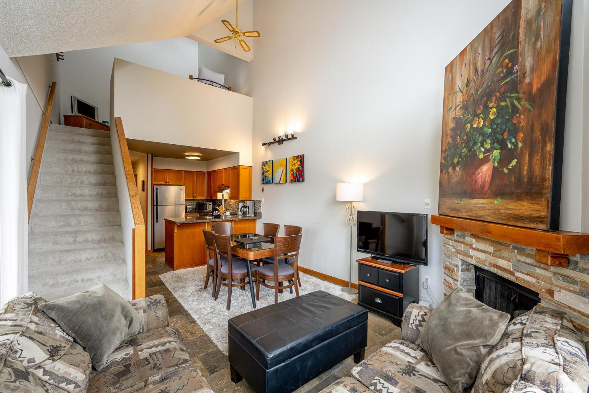 Bright 2 bedroom and loft suite in the Wildwood Lodge