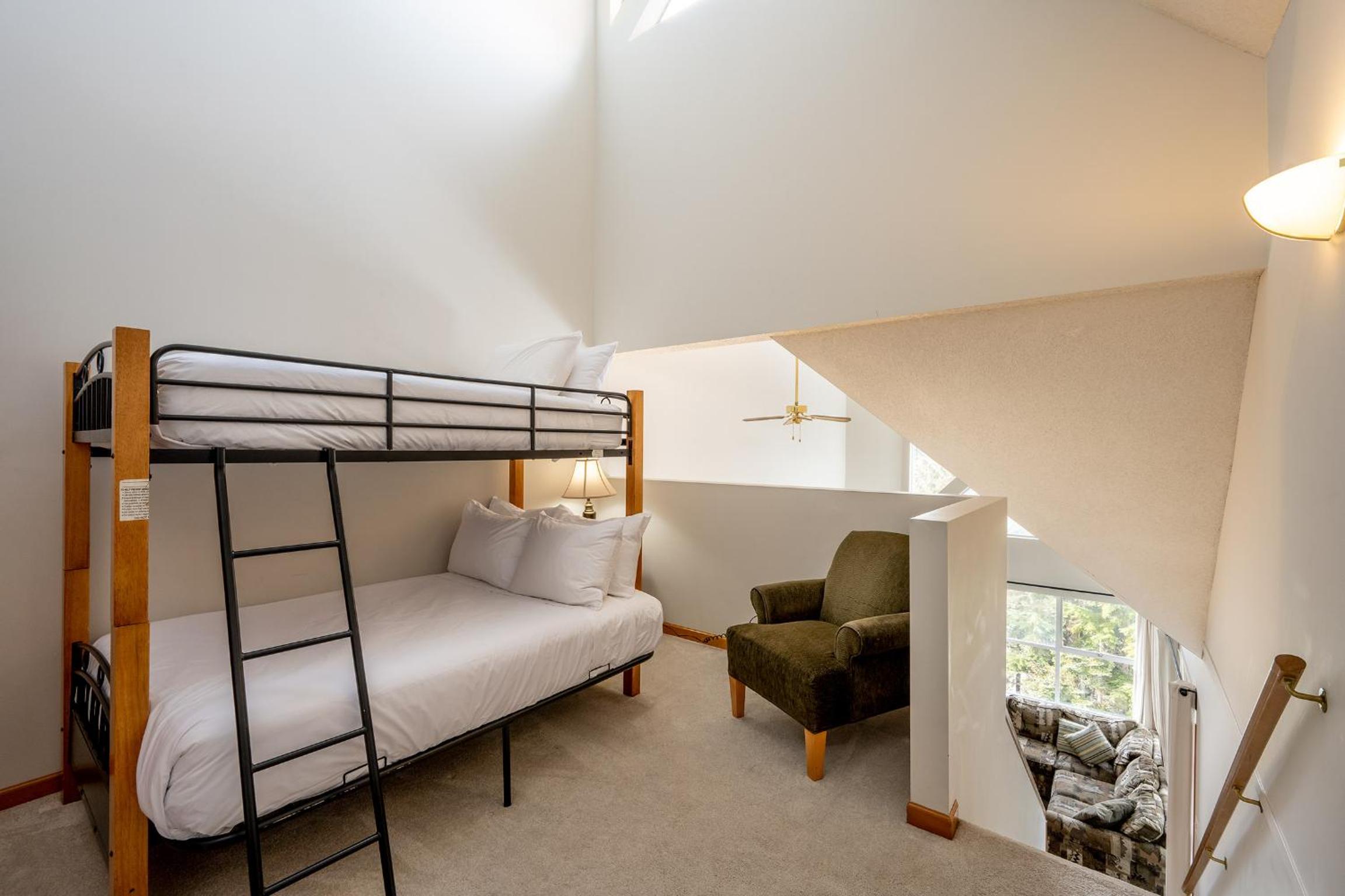 Bright 2 bedroom and loft suite in the Wildwood Lodge