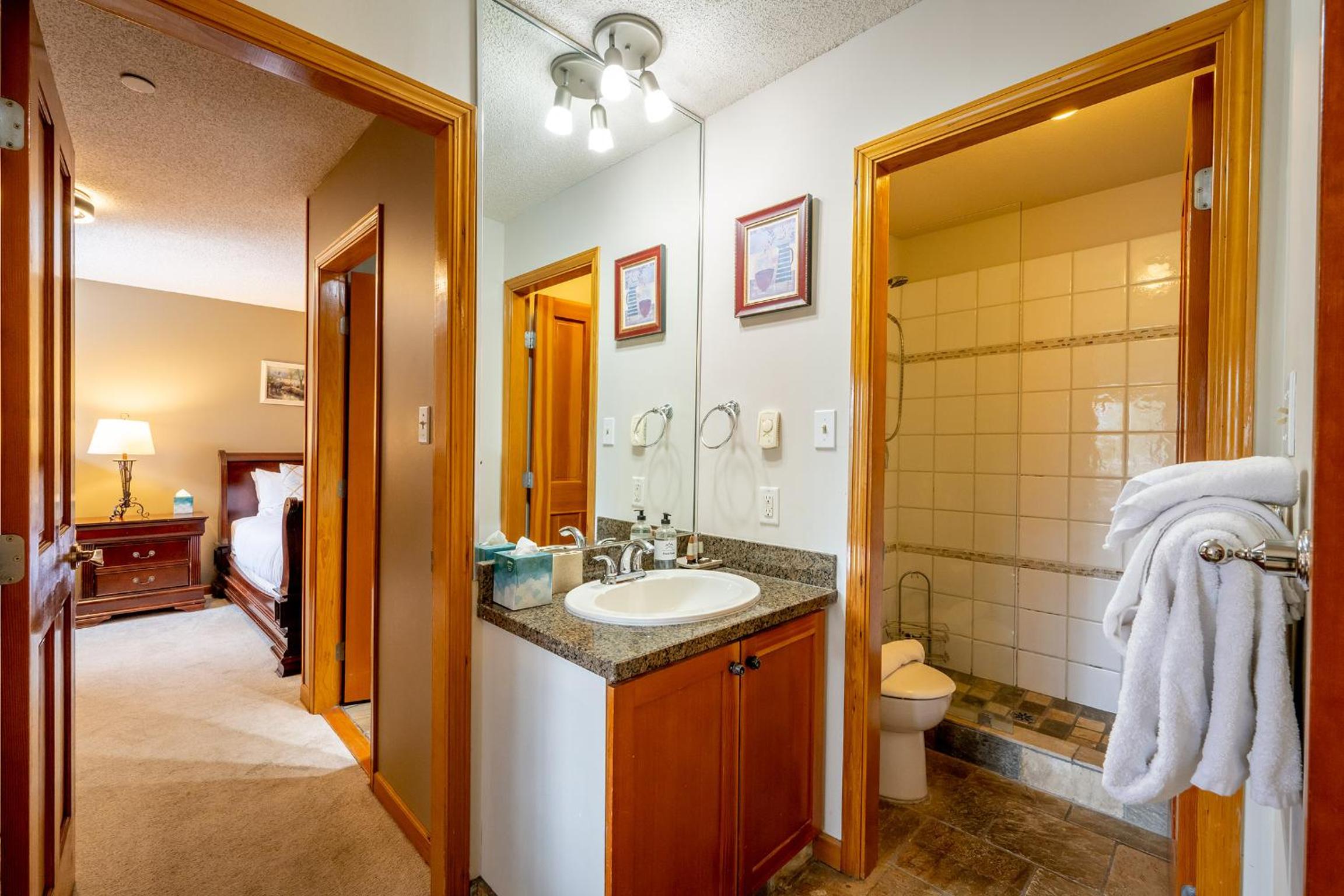 Bright 2 bedroom and loft suite in the Wildwood Lodge