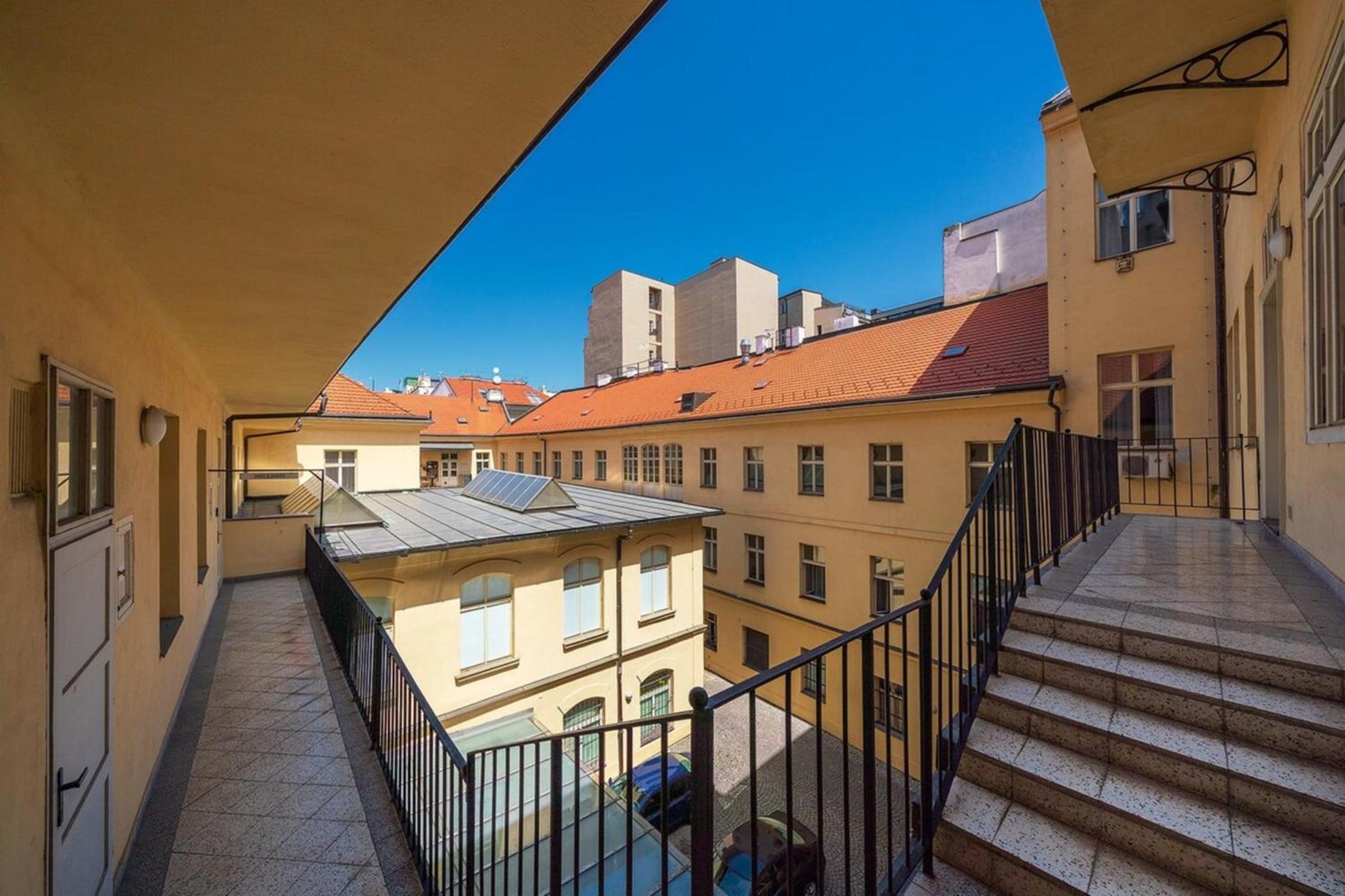 Quiet city center apartment in hip & foodie area