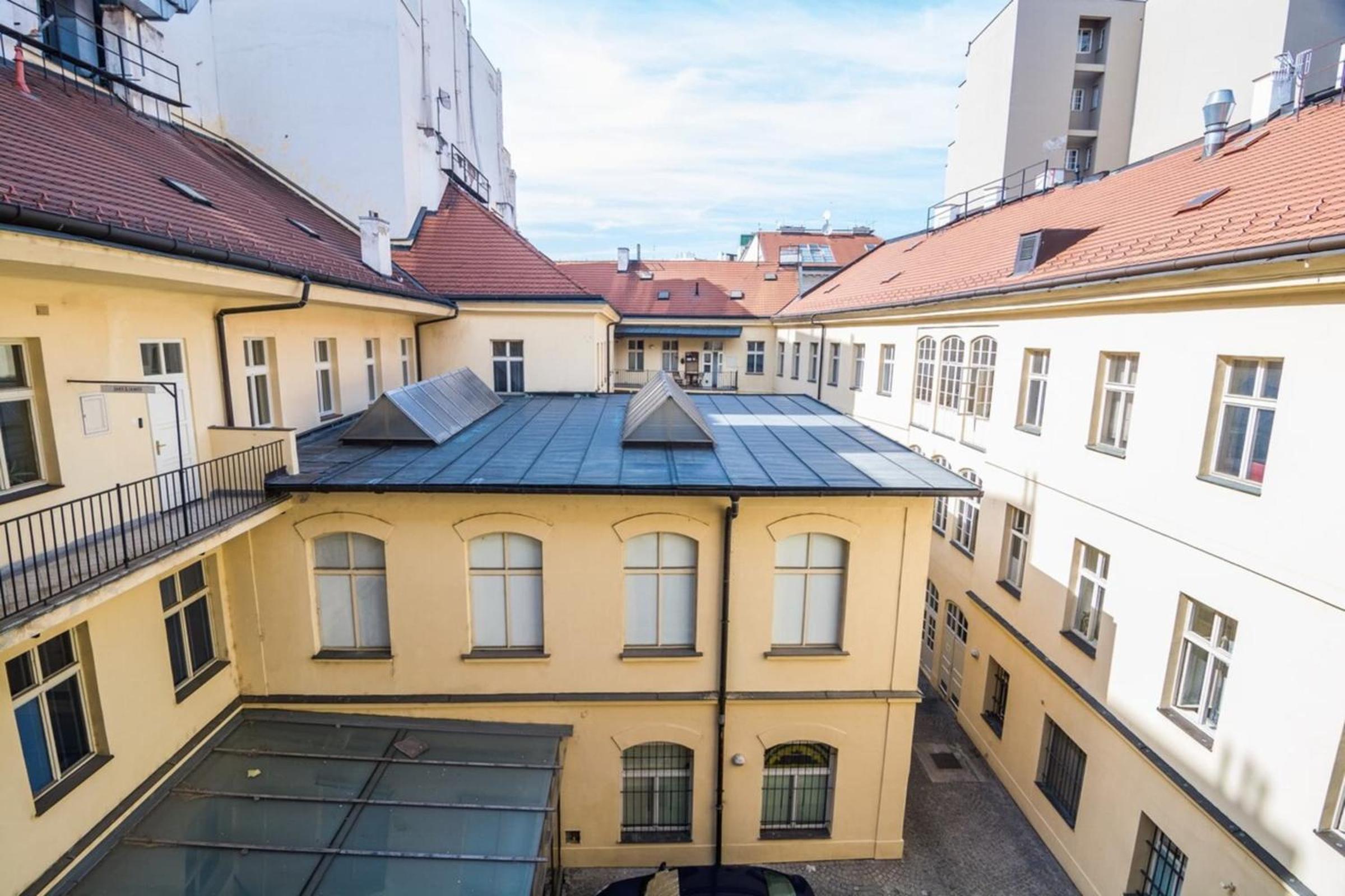 Quiet city center apartment in hip & foodie area