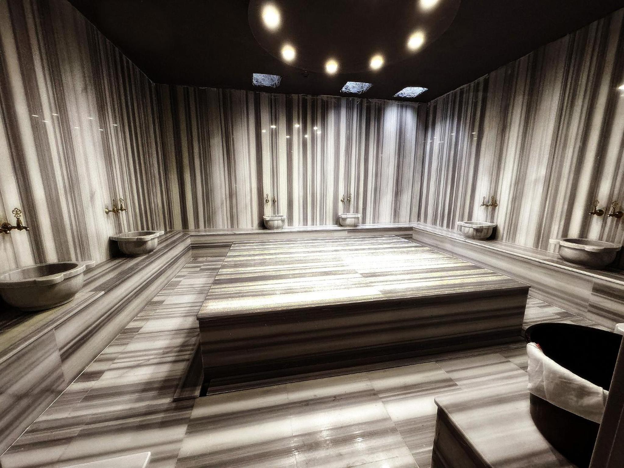 Wolf Of The City Otel - Image 7