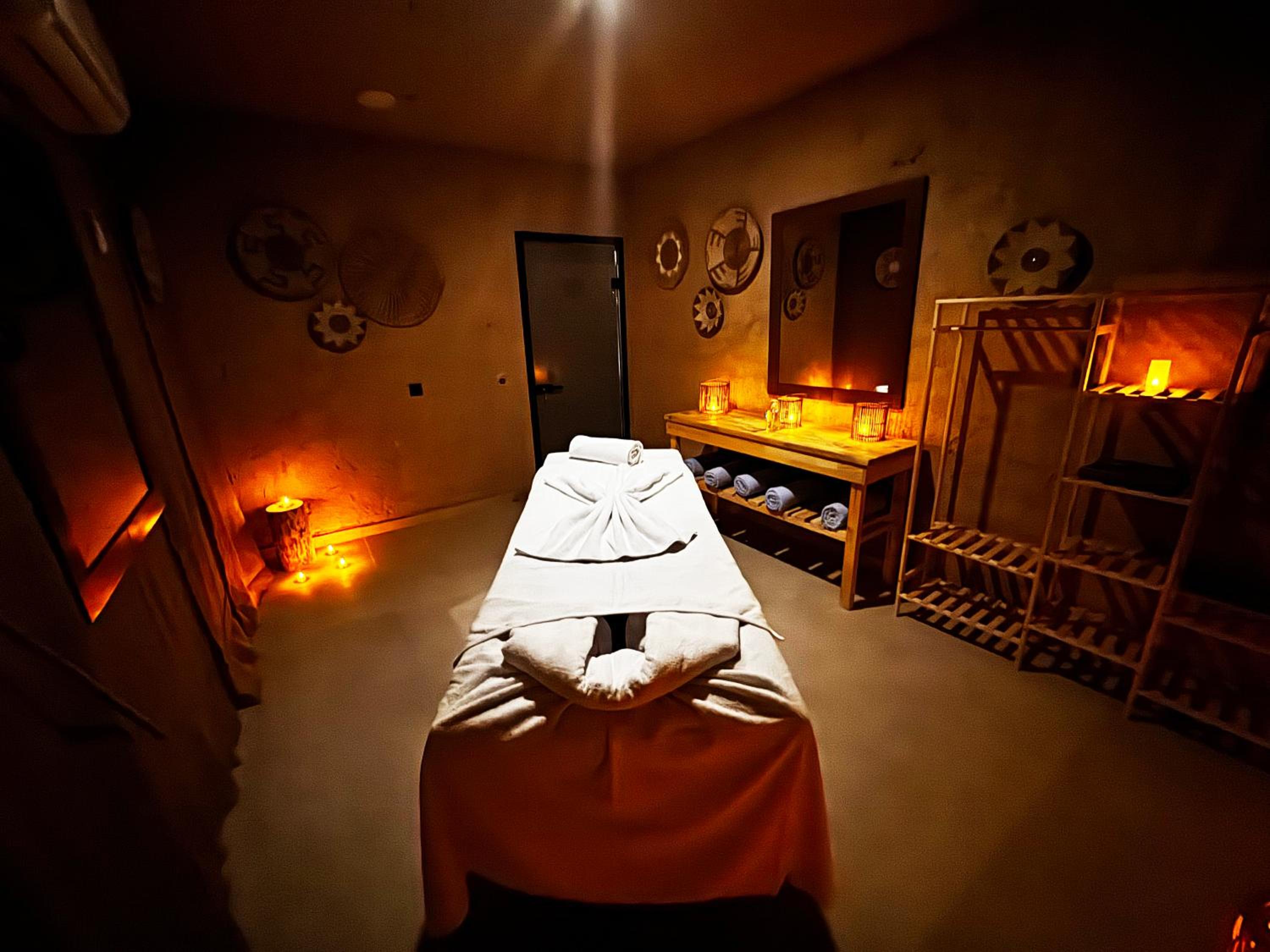 Wolf Of The City Otel - Image 13