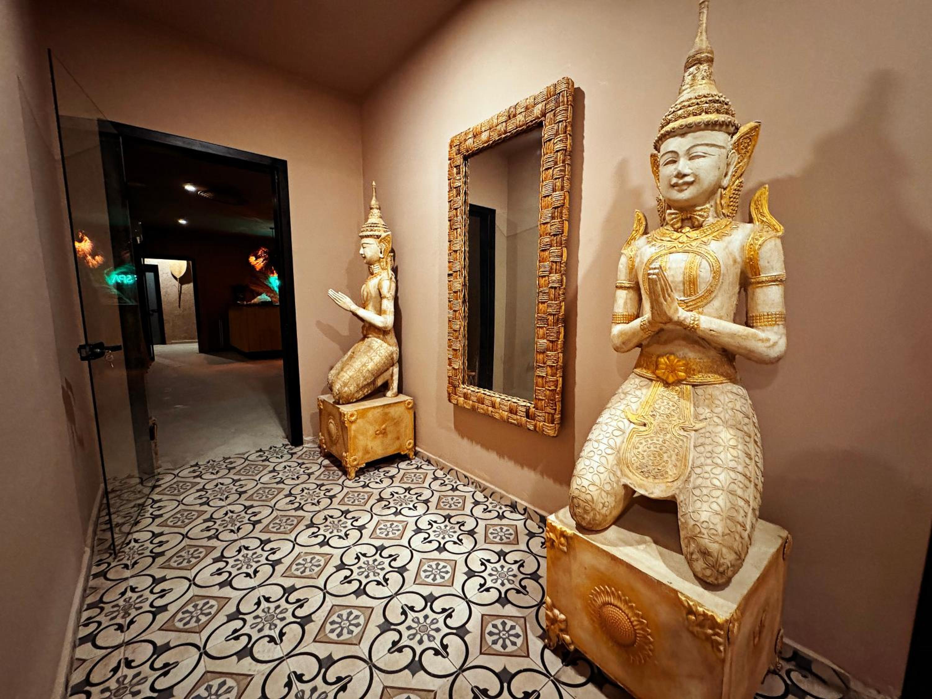 Wolf Of The City Otel - Image 53