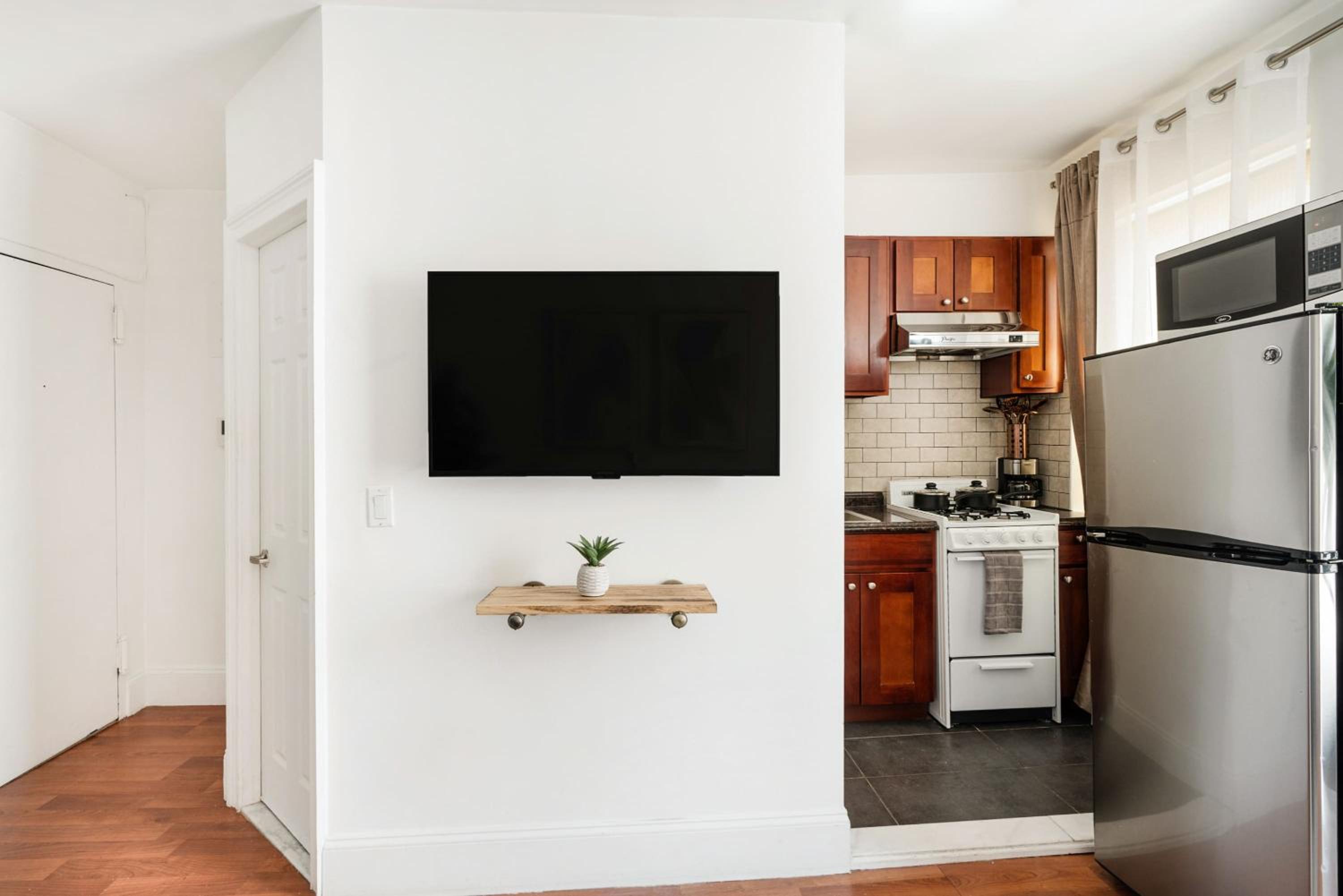 69-4D Trendy Lower East Side 1B BRAND NEW