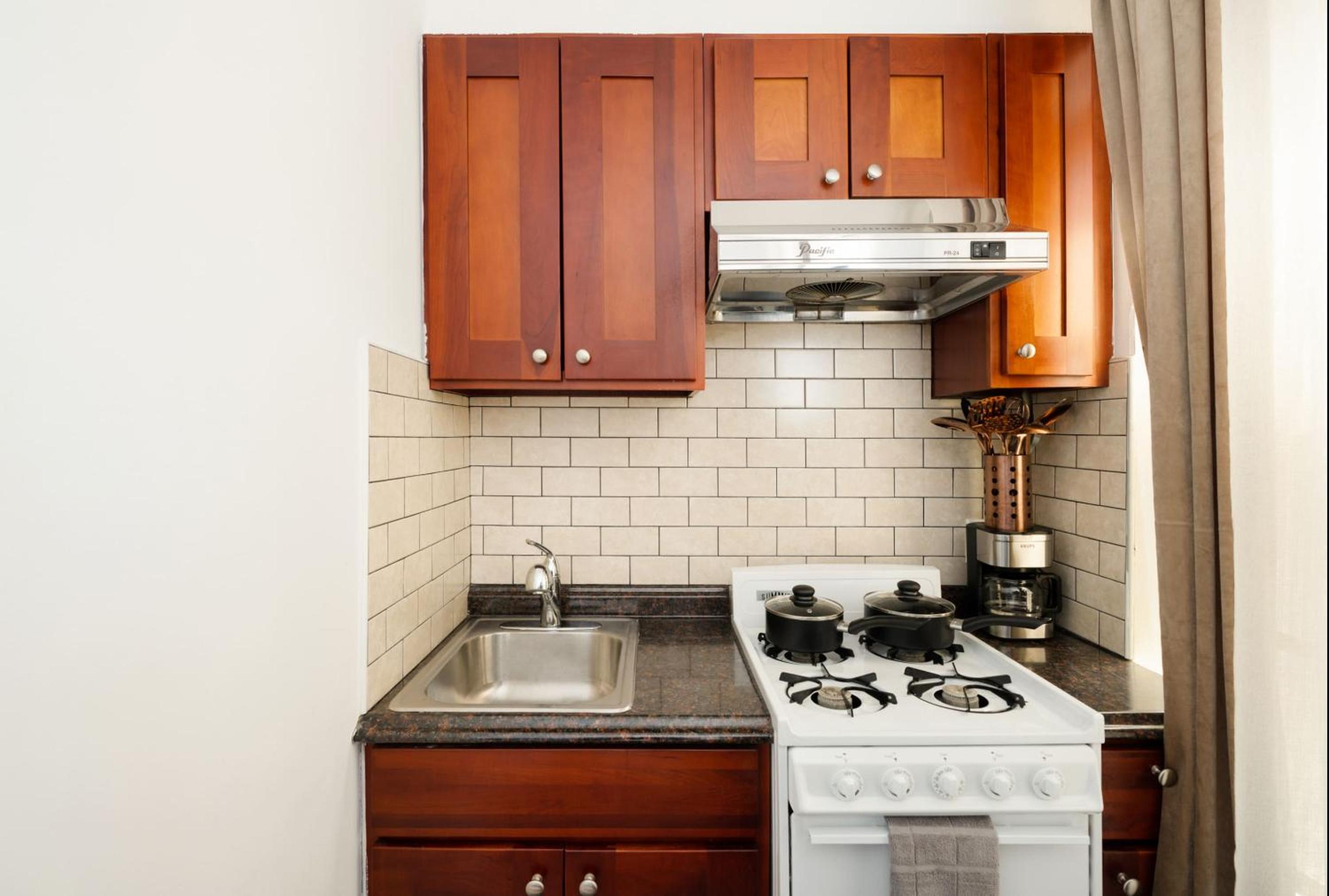 69-4D Trendy Lower East Side 1B BRAND NEW