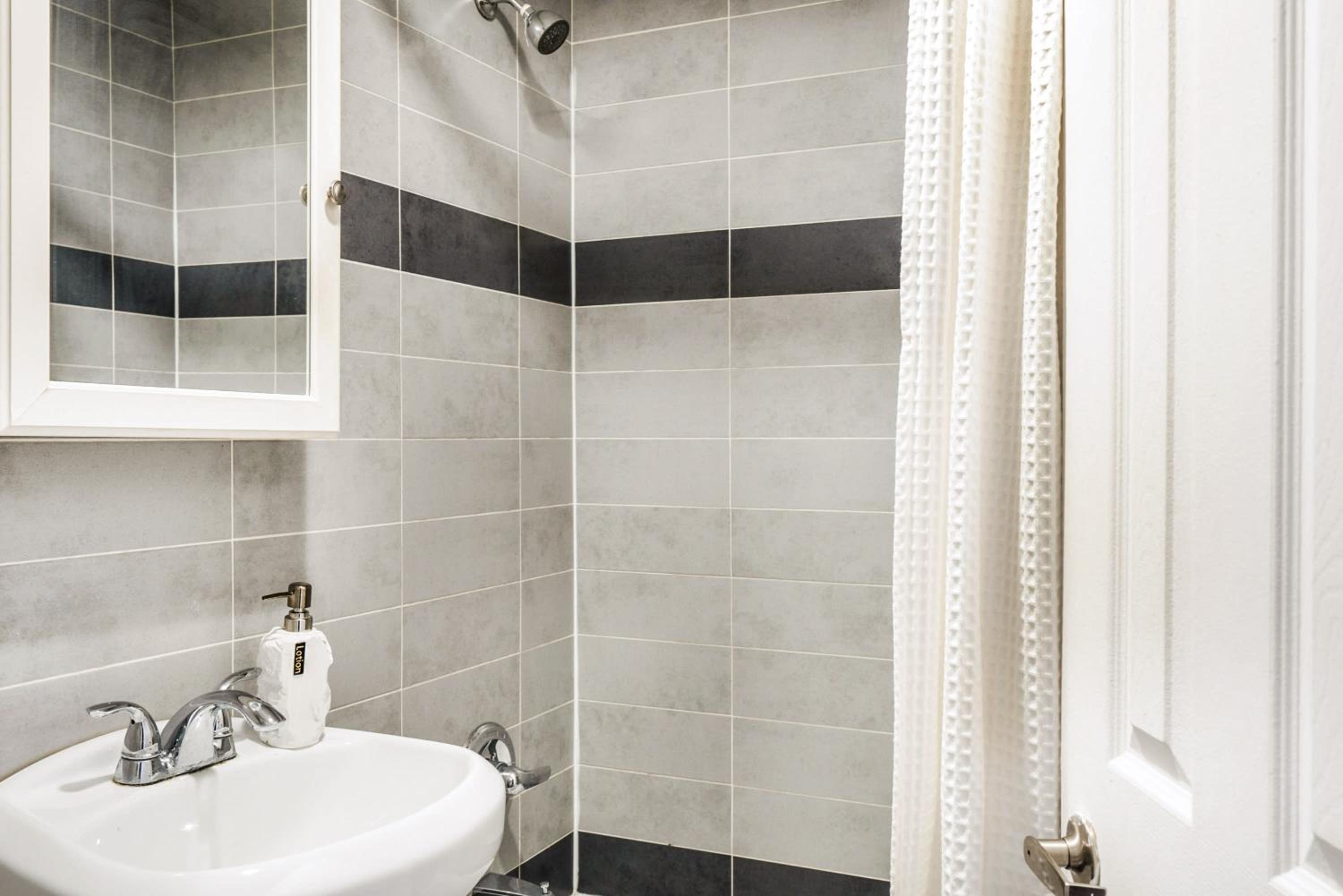 69-4D Trendy Lower East Side 1B BRAND NEW