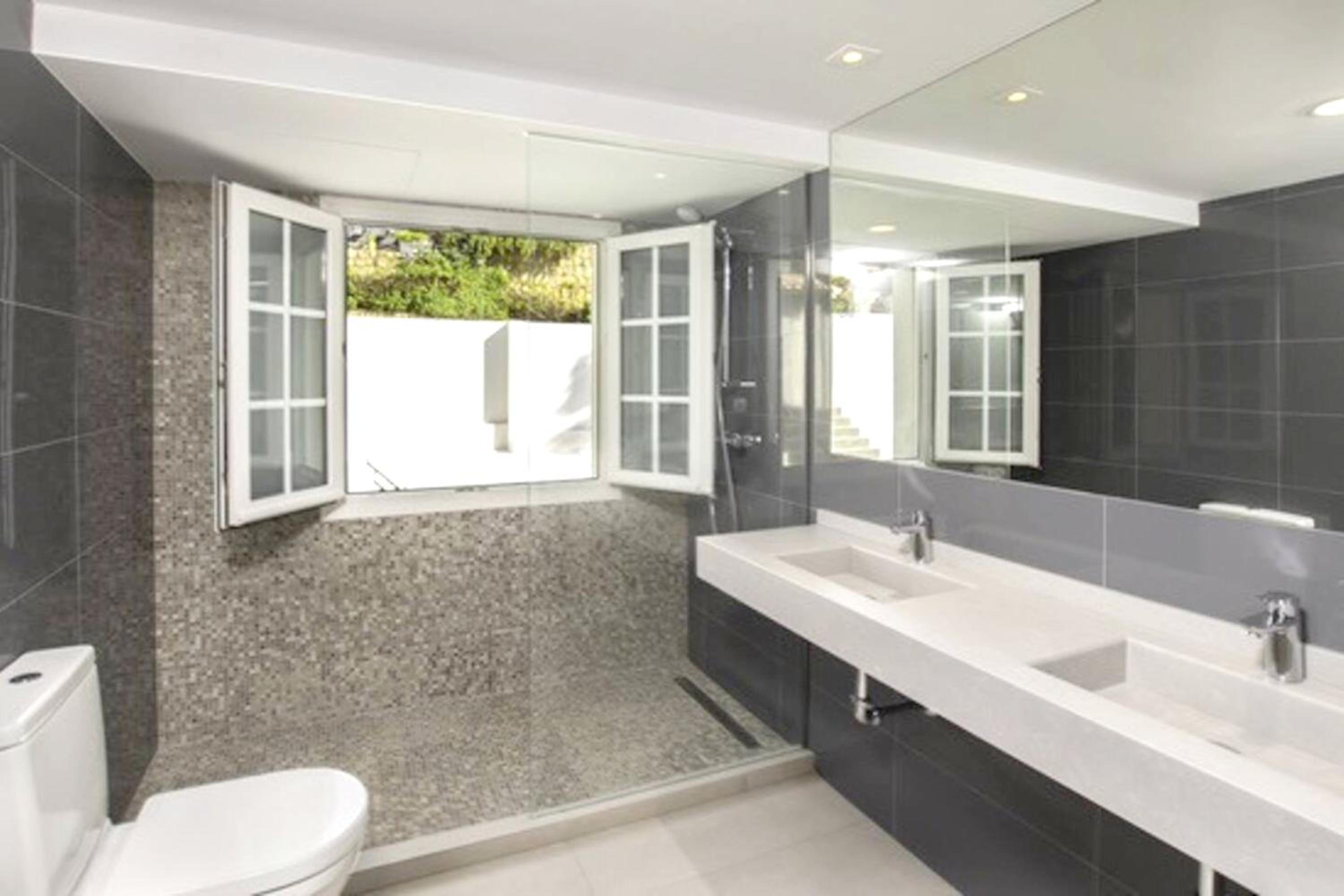 Welcoming Chalet in Marbella with Pool and Air Conditioning