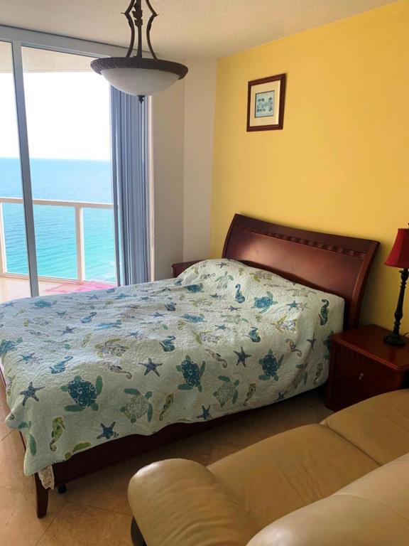 BeachFront Luxurious, Direct Ocean View - LaPerla, Miami view 2