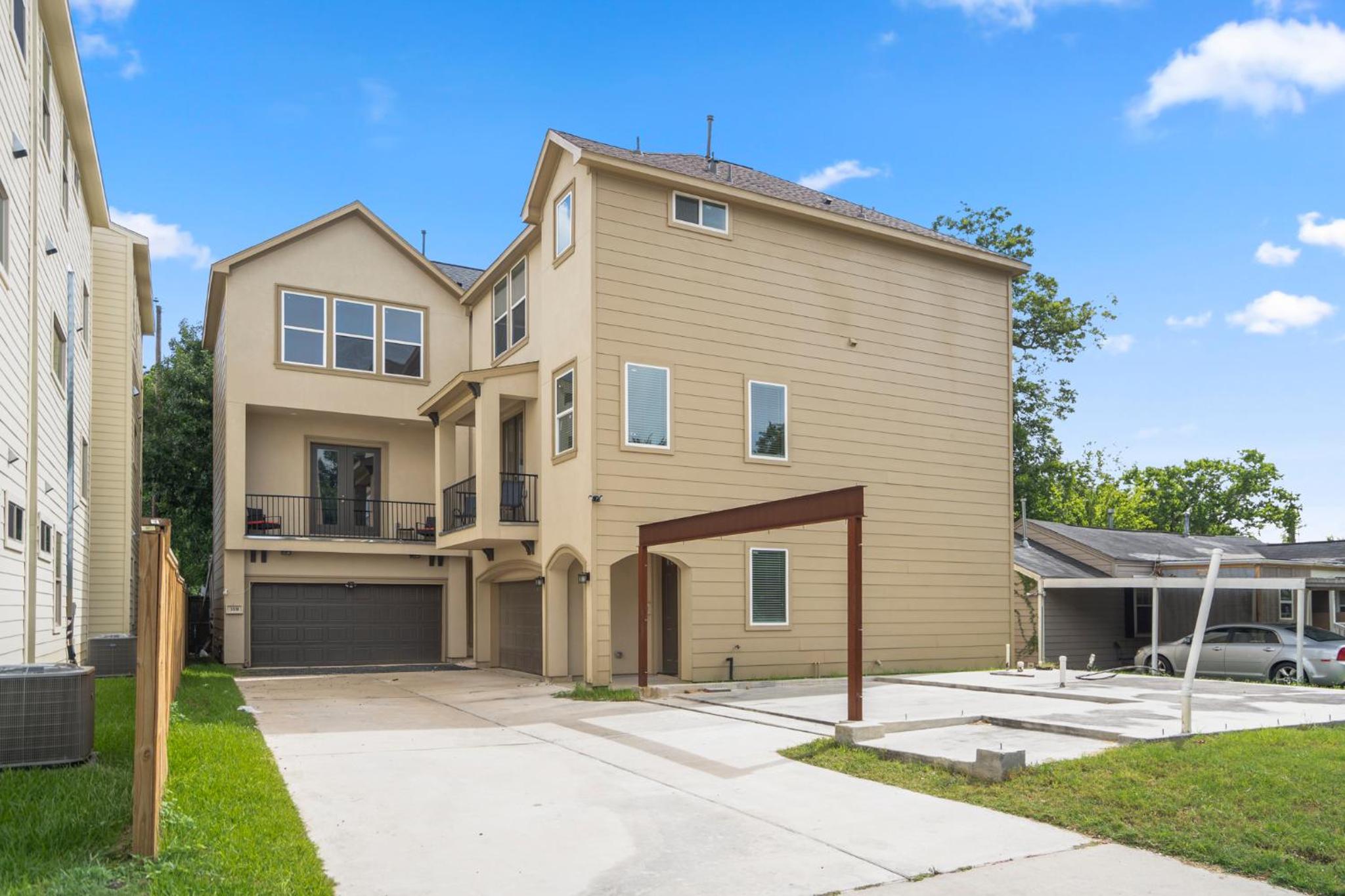 Cozy 6BR Home near MedCtr, NRG Stadium, with Fast Wi-Fi view 3