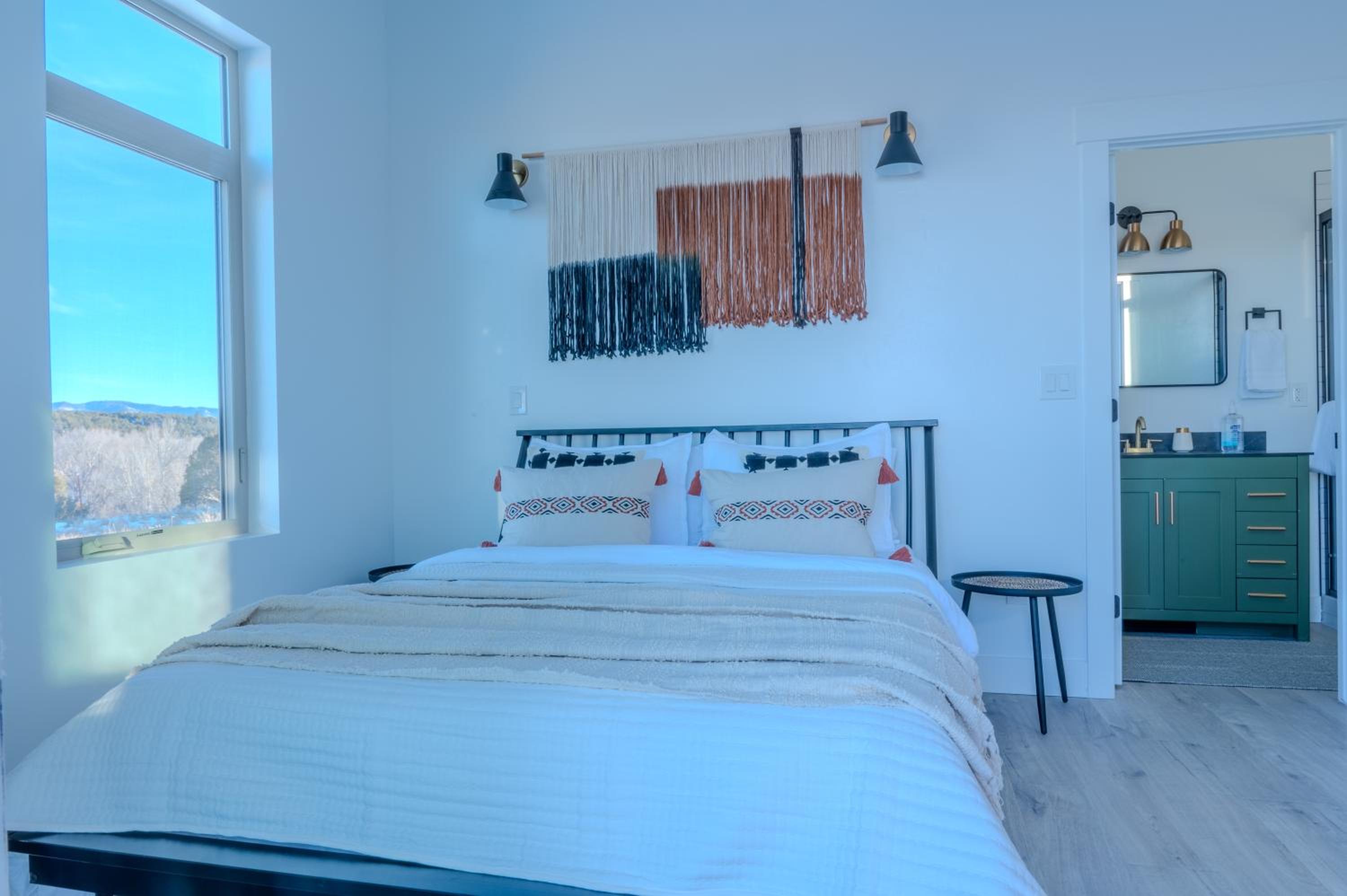 Brycegate Retreat. Stunning Views. Modern Comforts.
