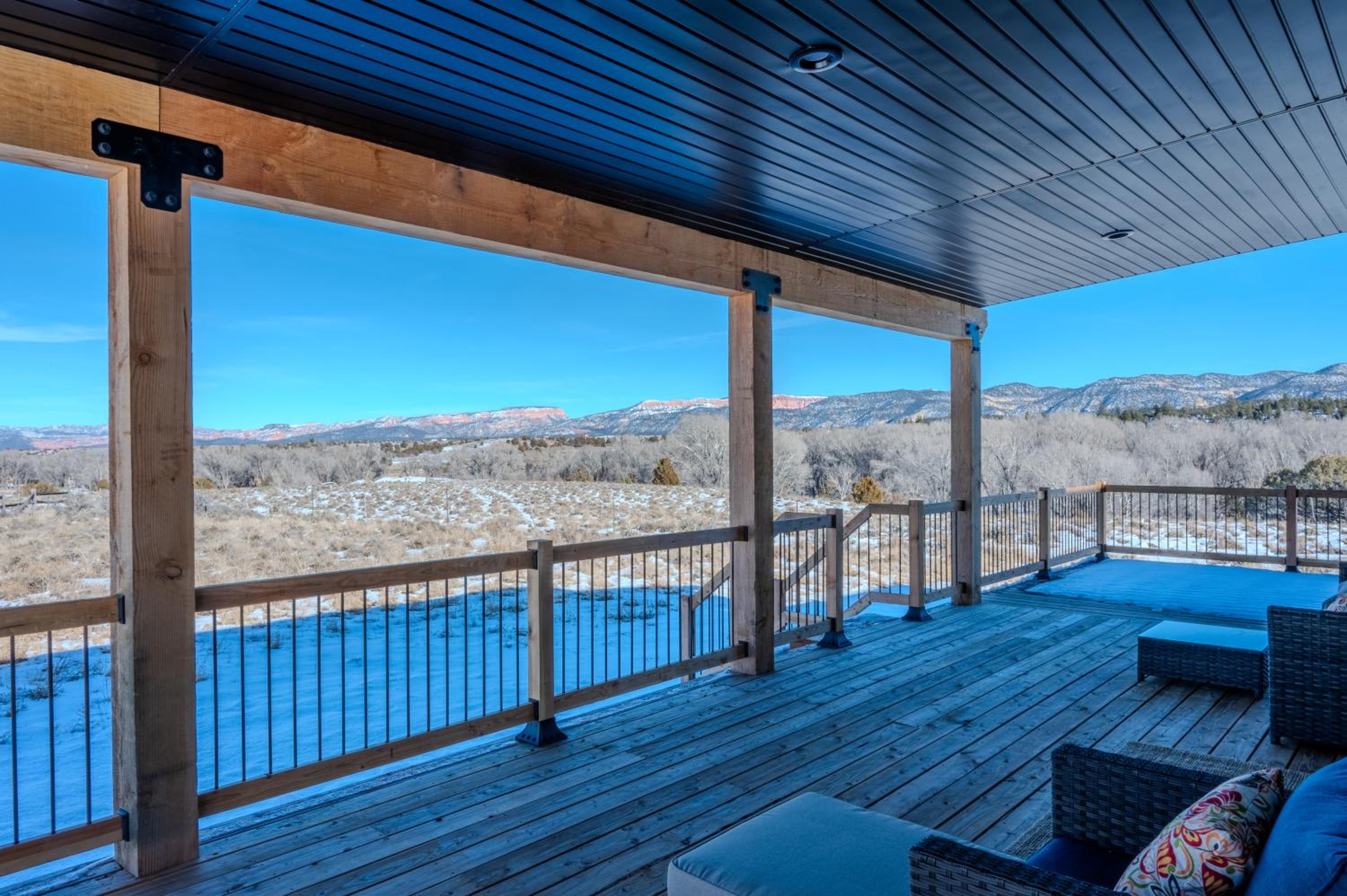 Brycegate Retreat. Stunning Views. Modern Comforts.