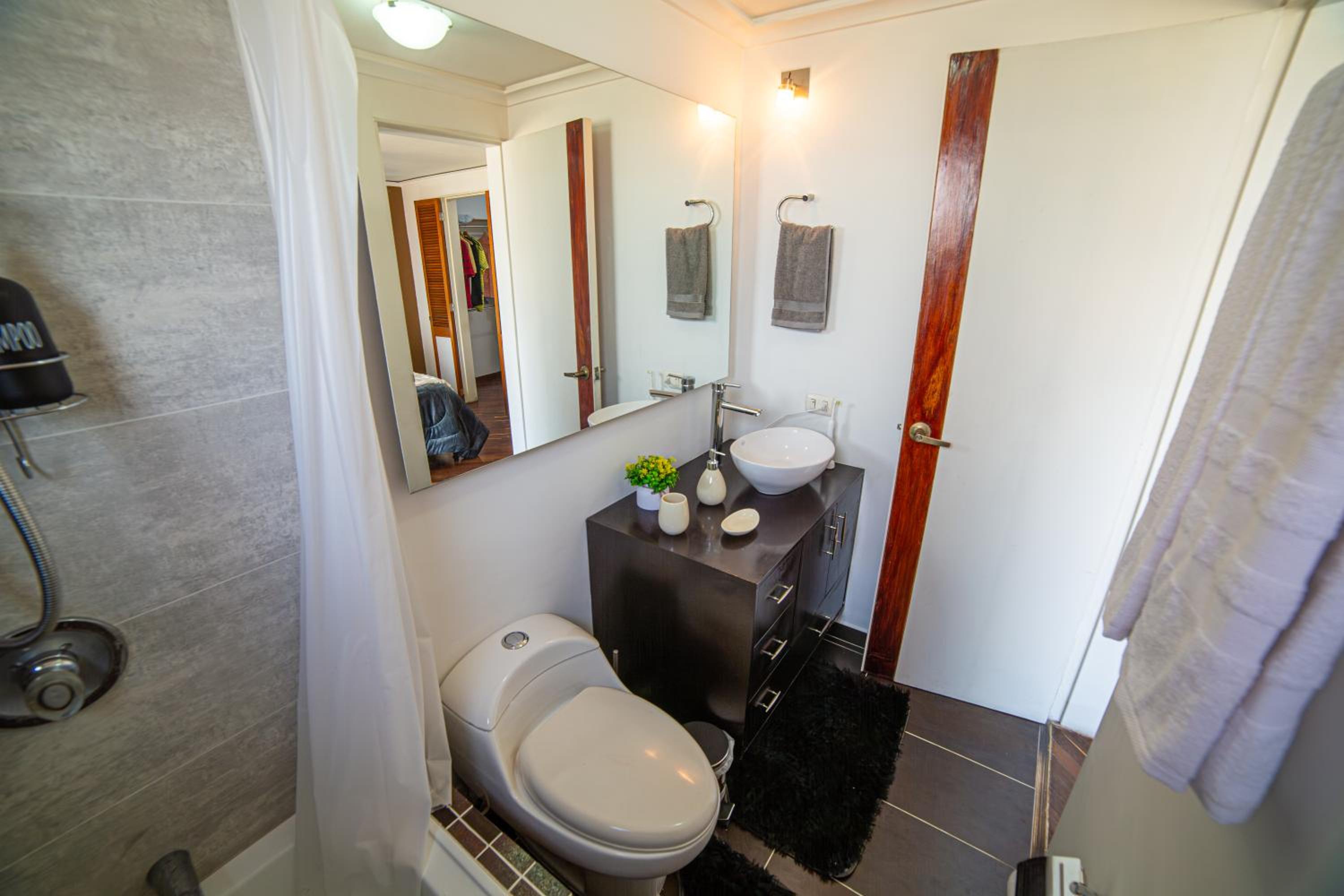 Top floor apt w/Balcony in El Poblado