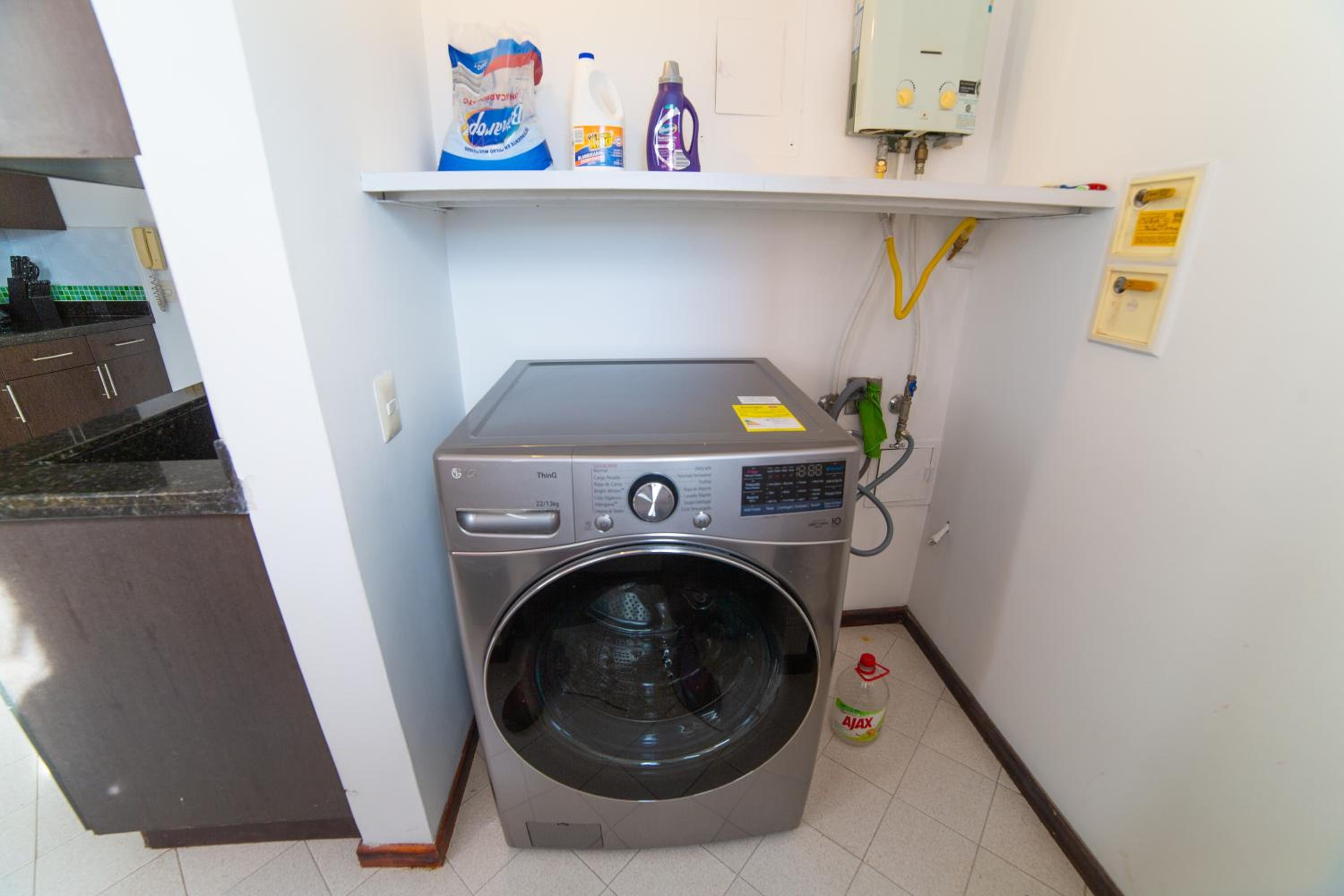 Top floor apt w/Balcony in El Poblado