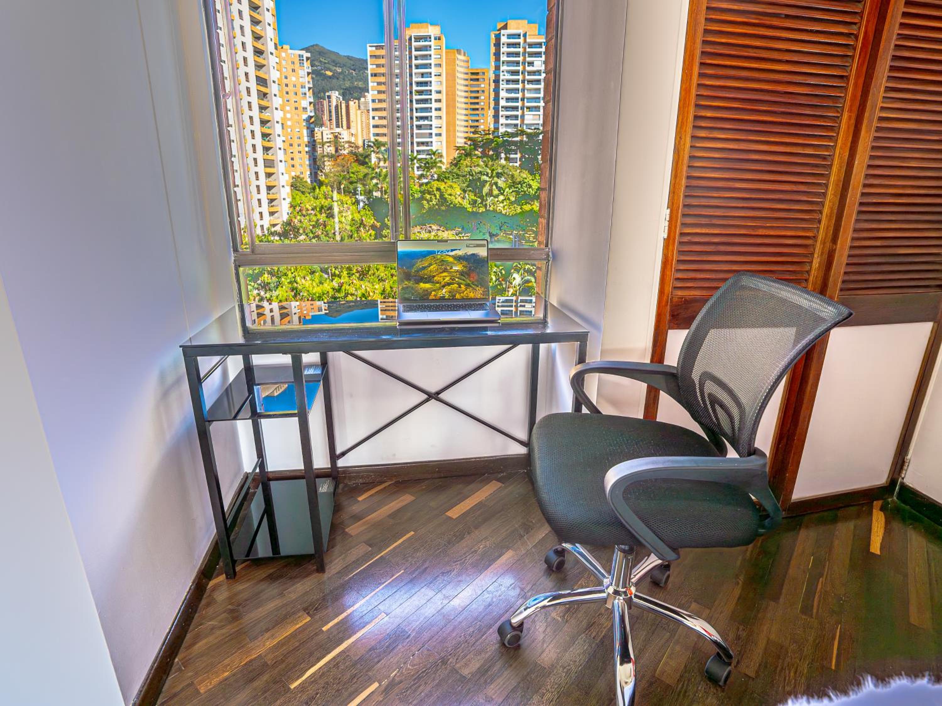 Top floor apt w/Balcony in El Poblado