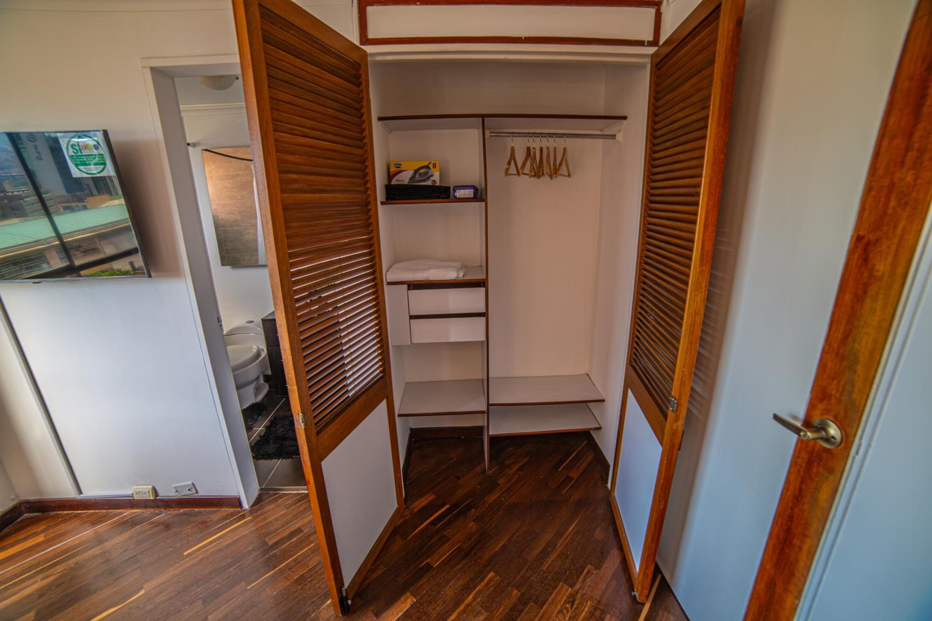 Top floor apt w/Balcony in El Poblado