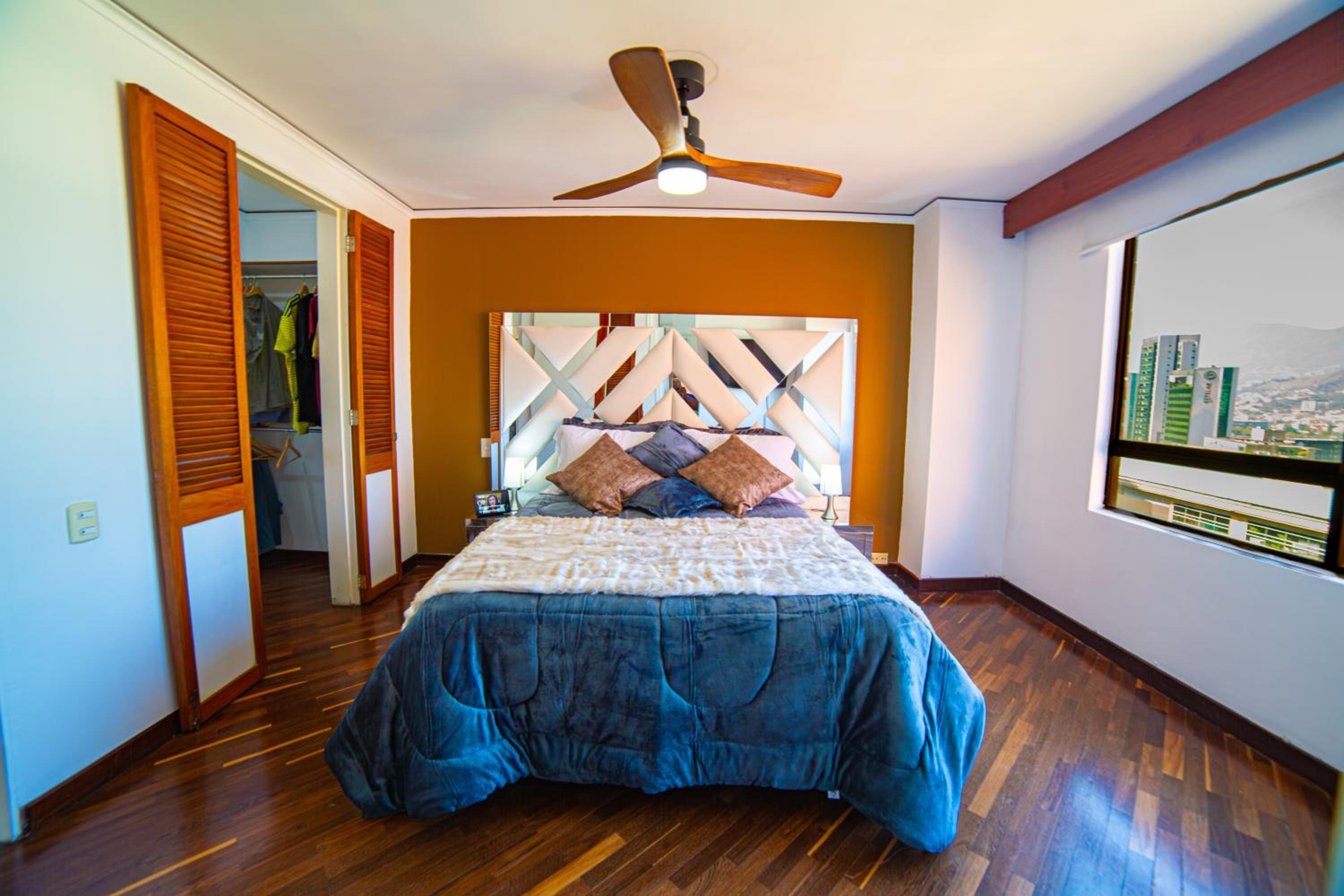 Top floor apt w/Balcony in El Poblado
