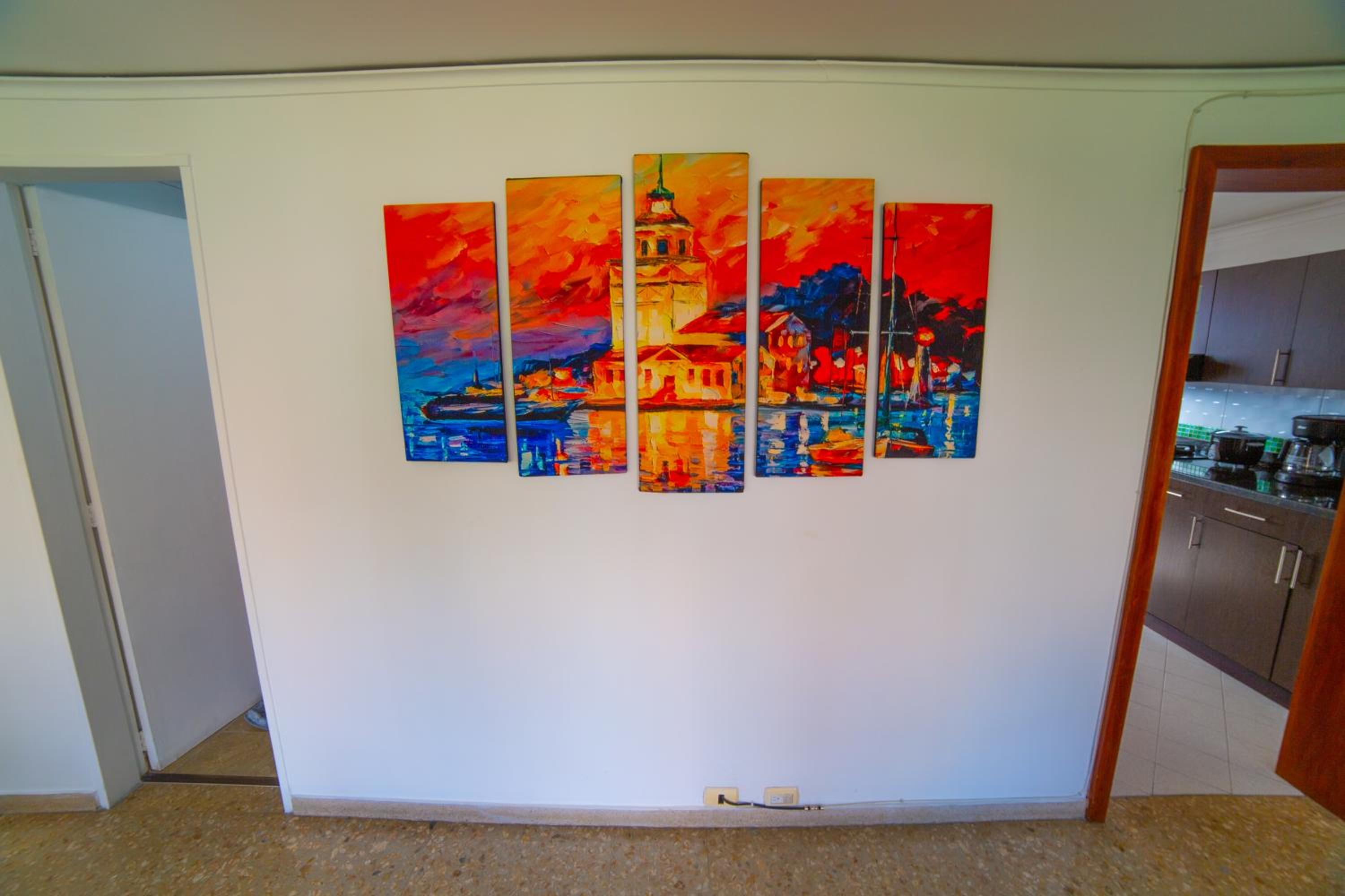 Top floor apt w/Balcony in El Poblado