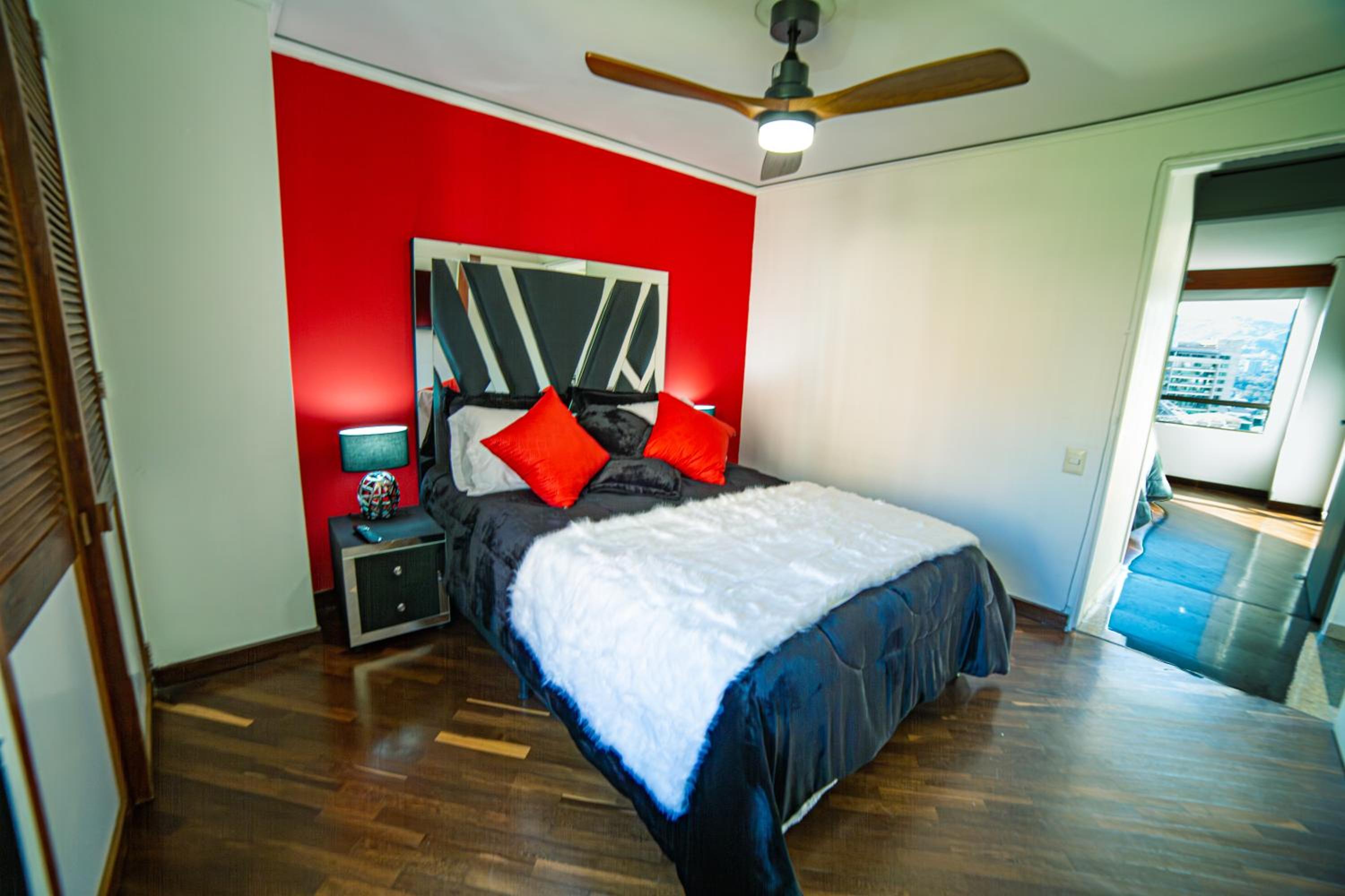 Top floor apt w/Balcony in El Poblado