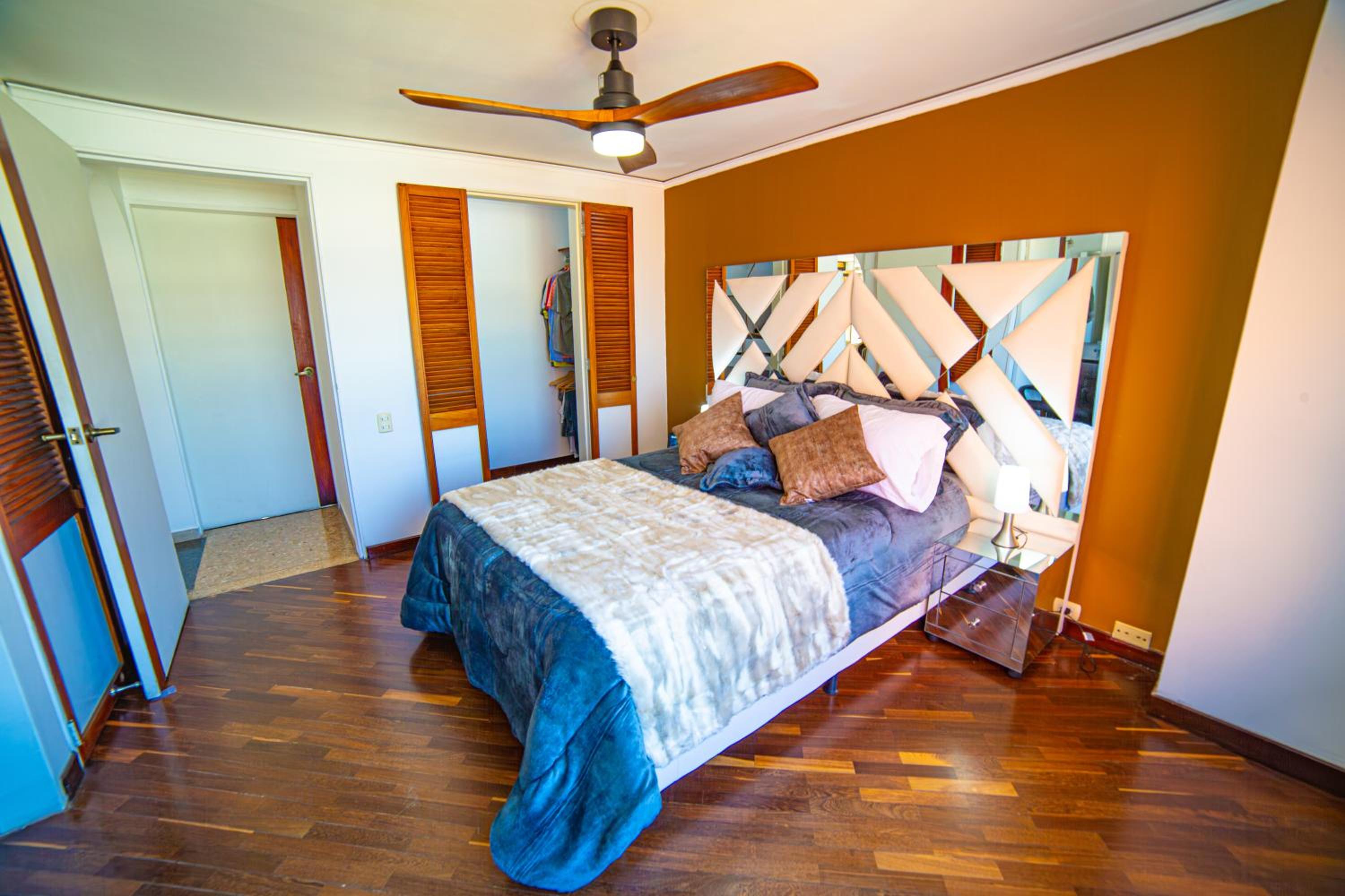 Top floor apt w/Balcony in El Poblado
