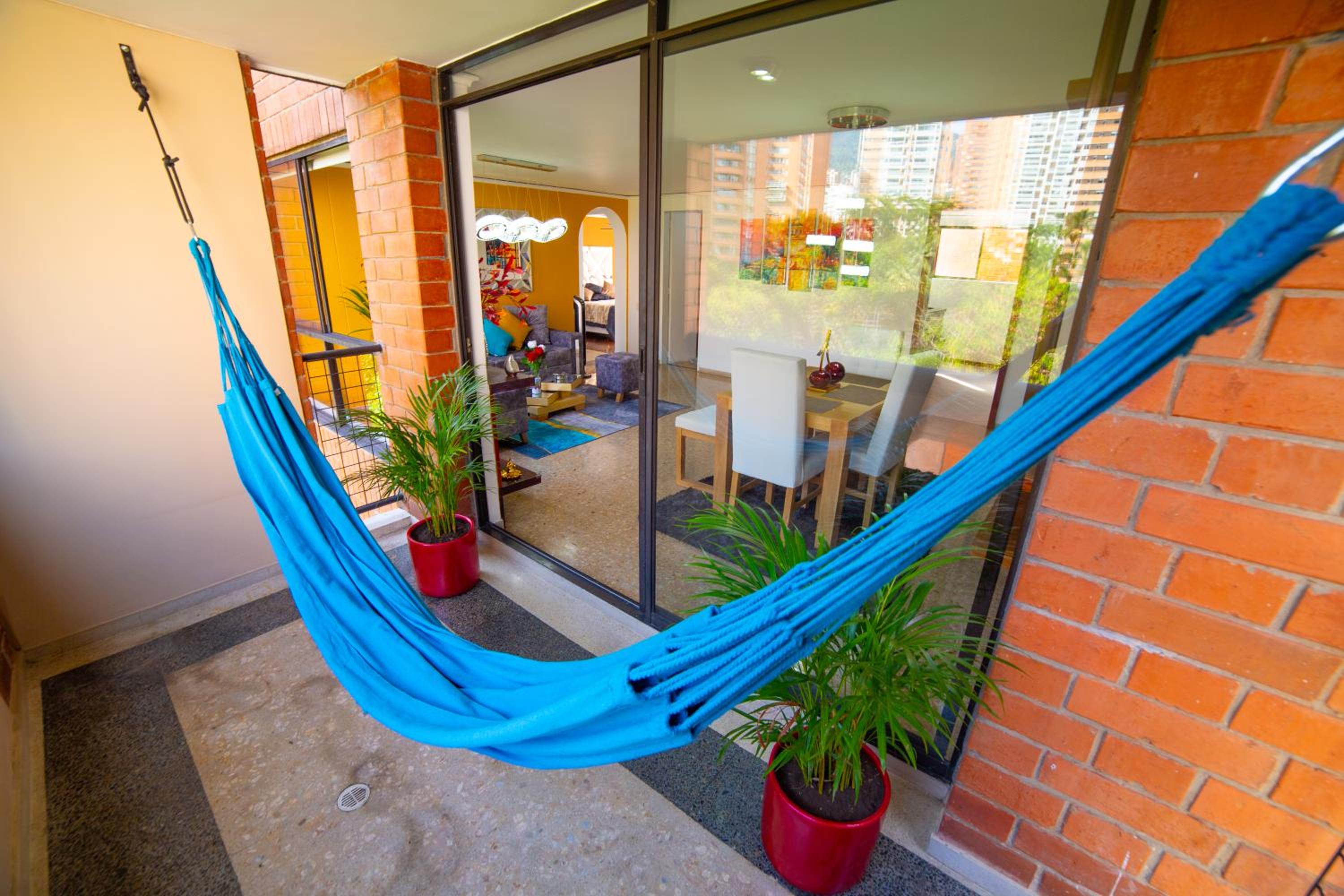 Top floor apt w/Balcony in El Poblado