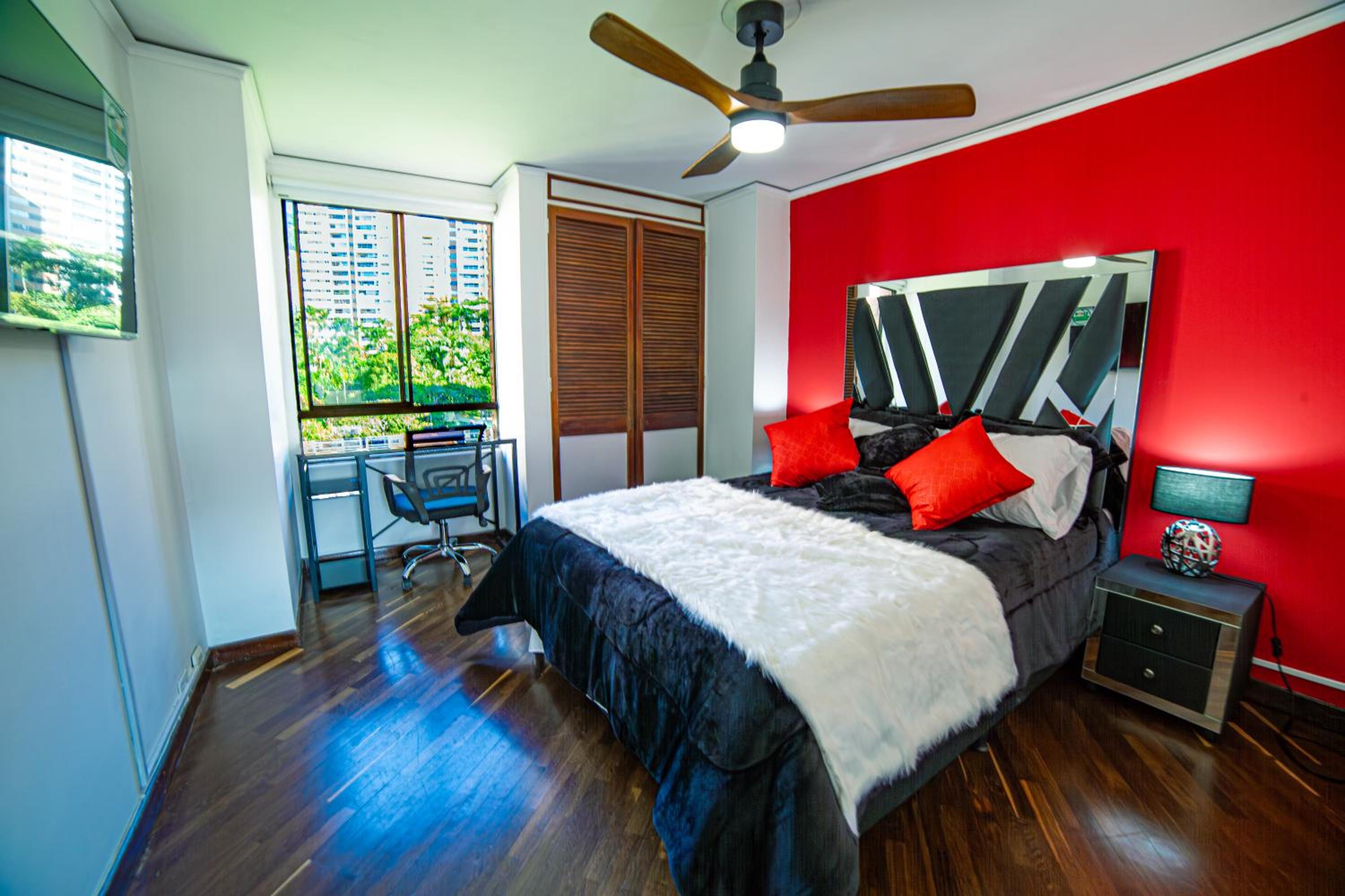 Top floor apt w/Balcony in El Poblado