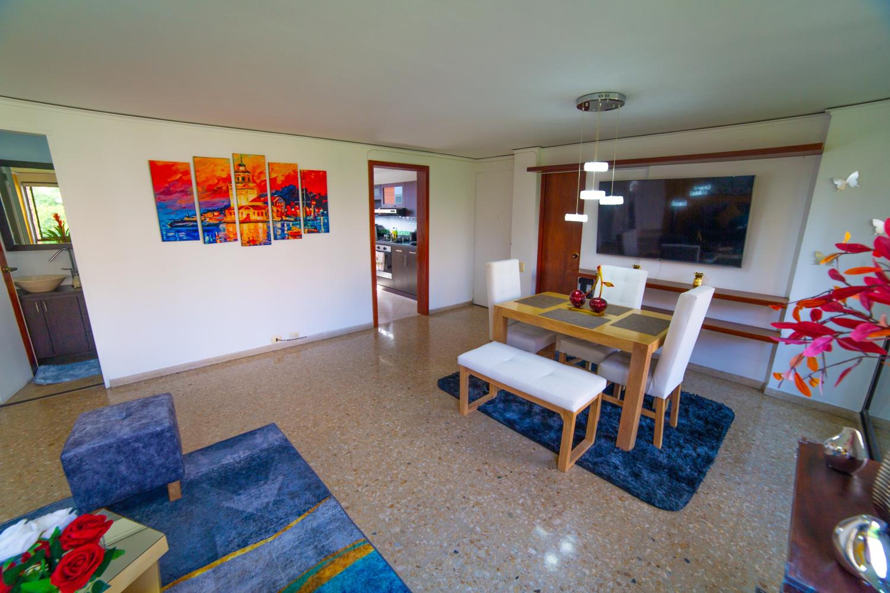 Top floor apt w/Balcony in El Poblado