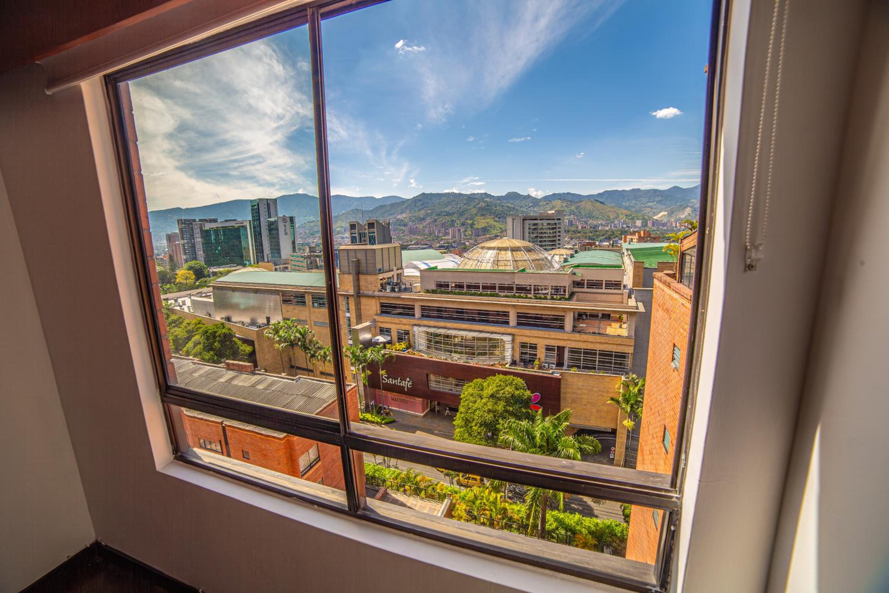 Top floor apt w/Balcony in El Poblado