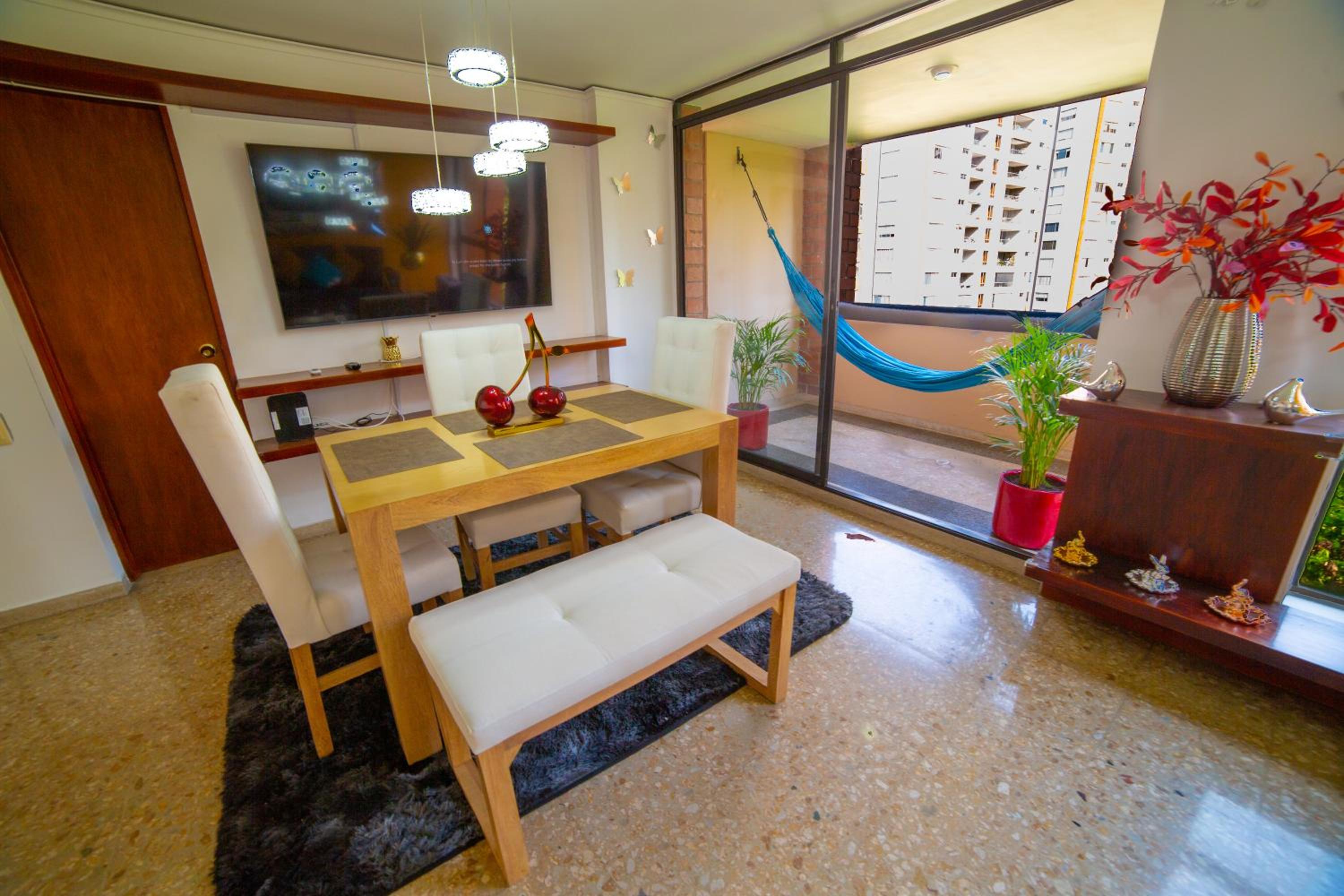 Top floor apt w/Balcony in El Poblado