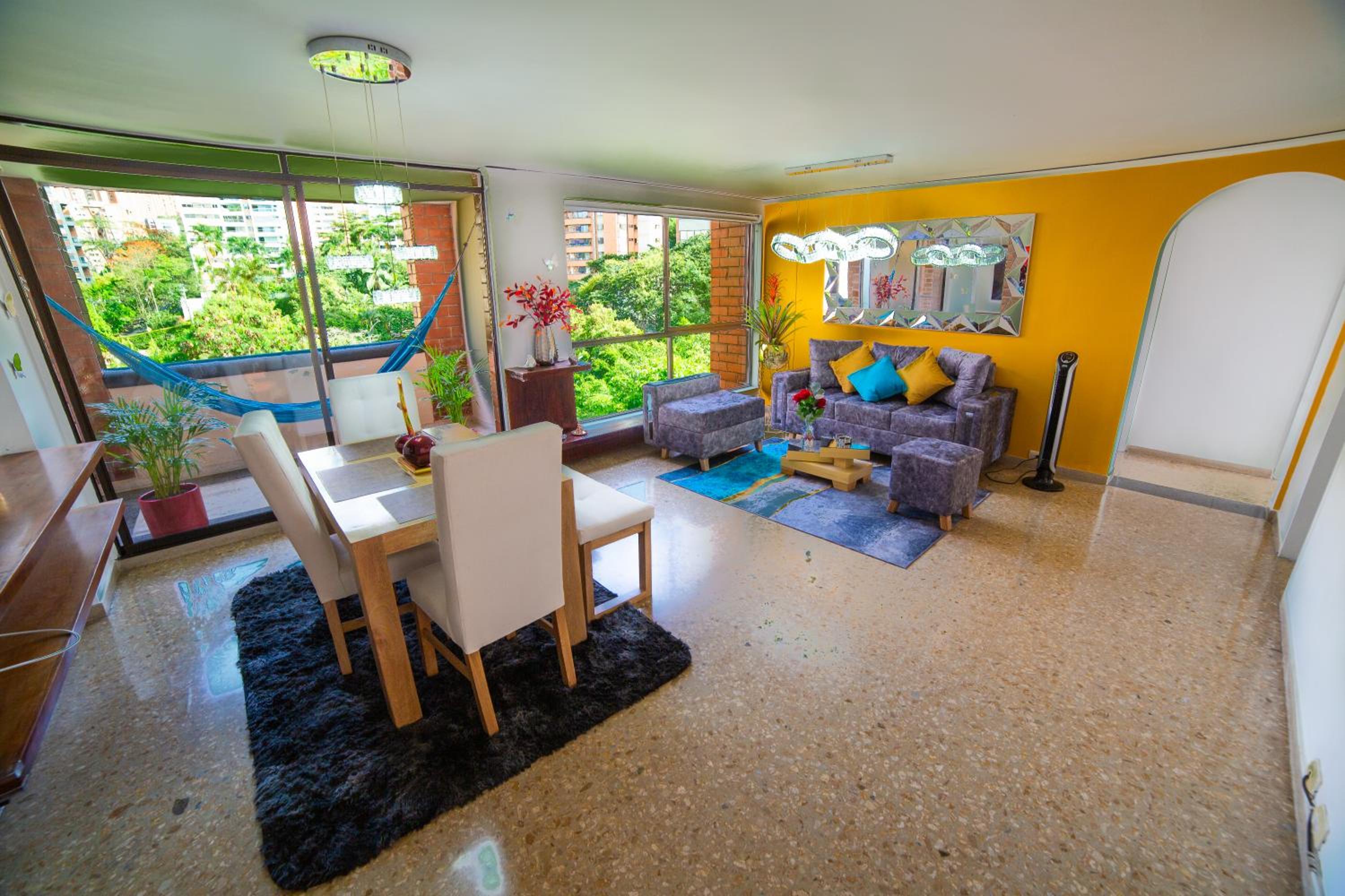 Top floor apt w/Balcony in El Poblado