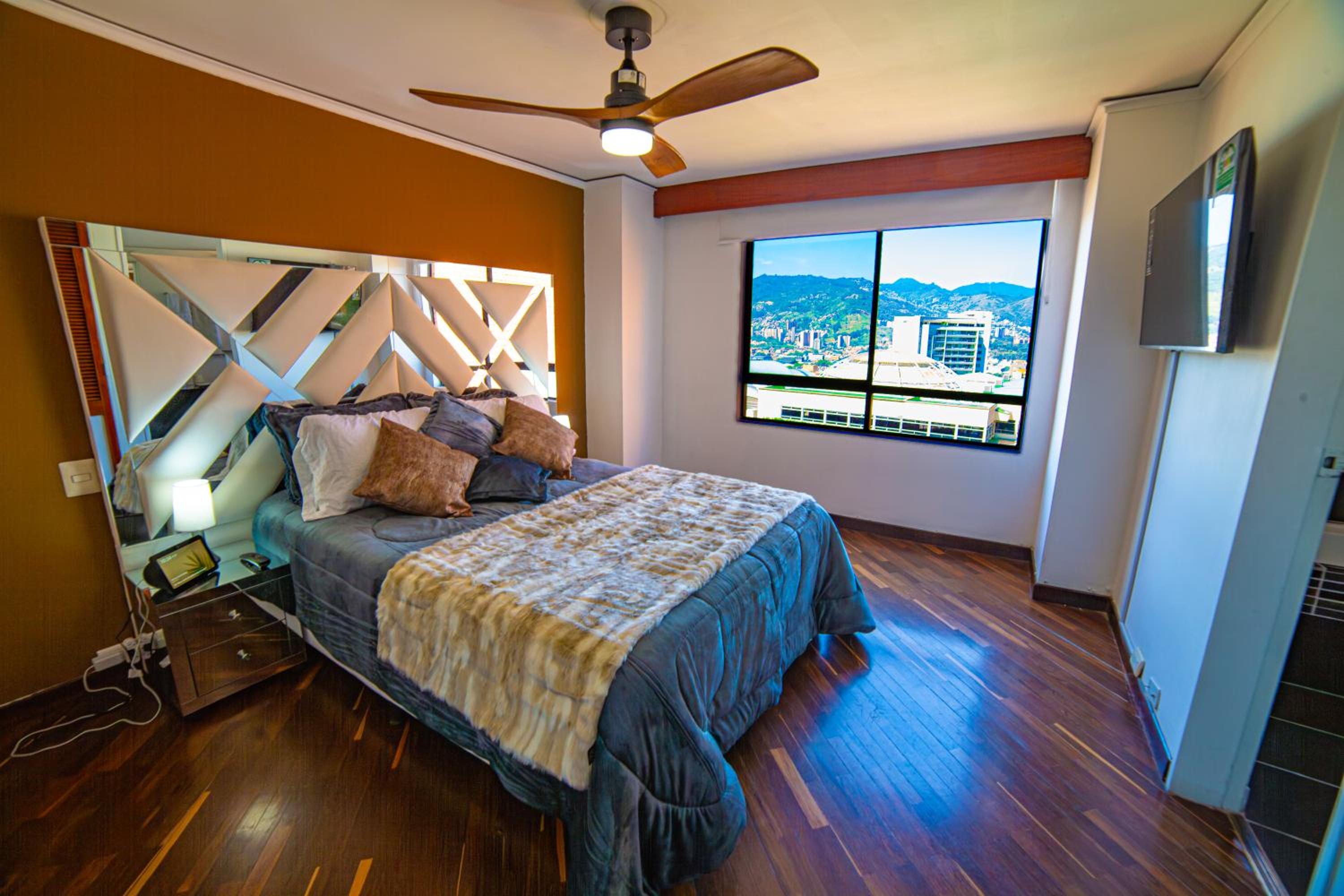 Top floor apt w/Balcony in El Poblado