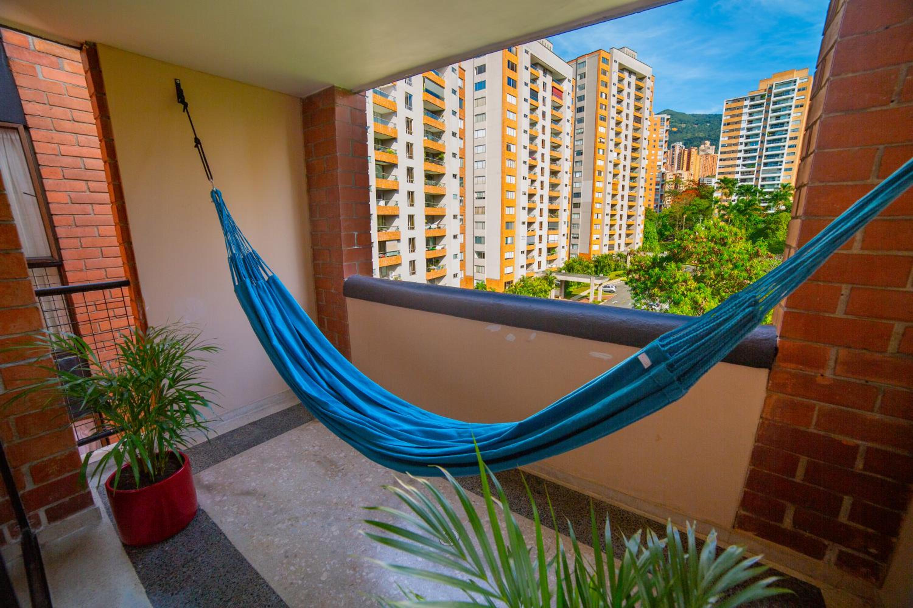 Top floor apt w/Balcony in El Poblado