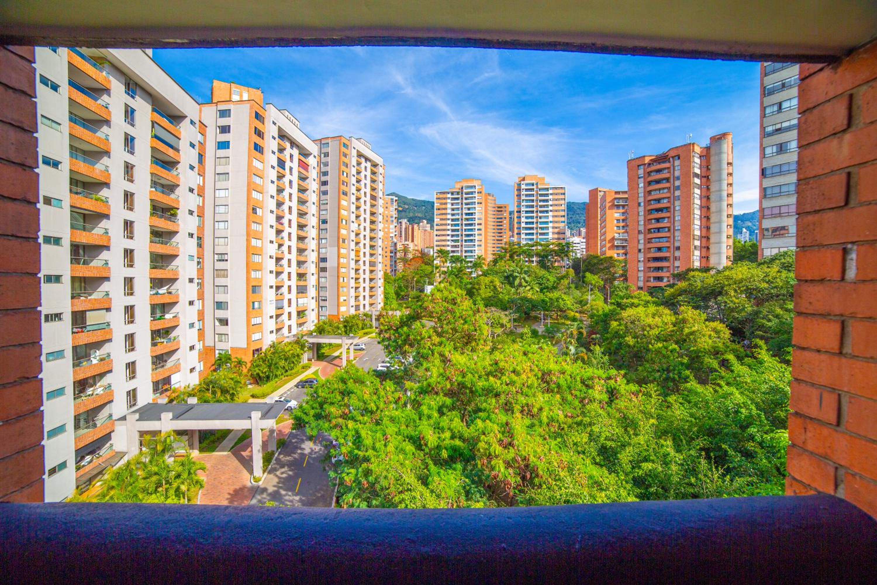 Top floor apt w/Balcony in El Poblado