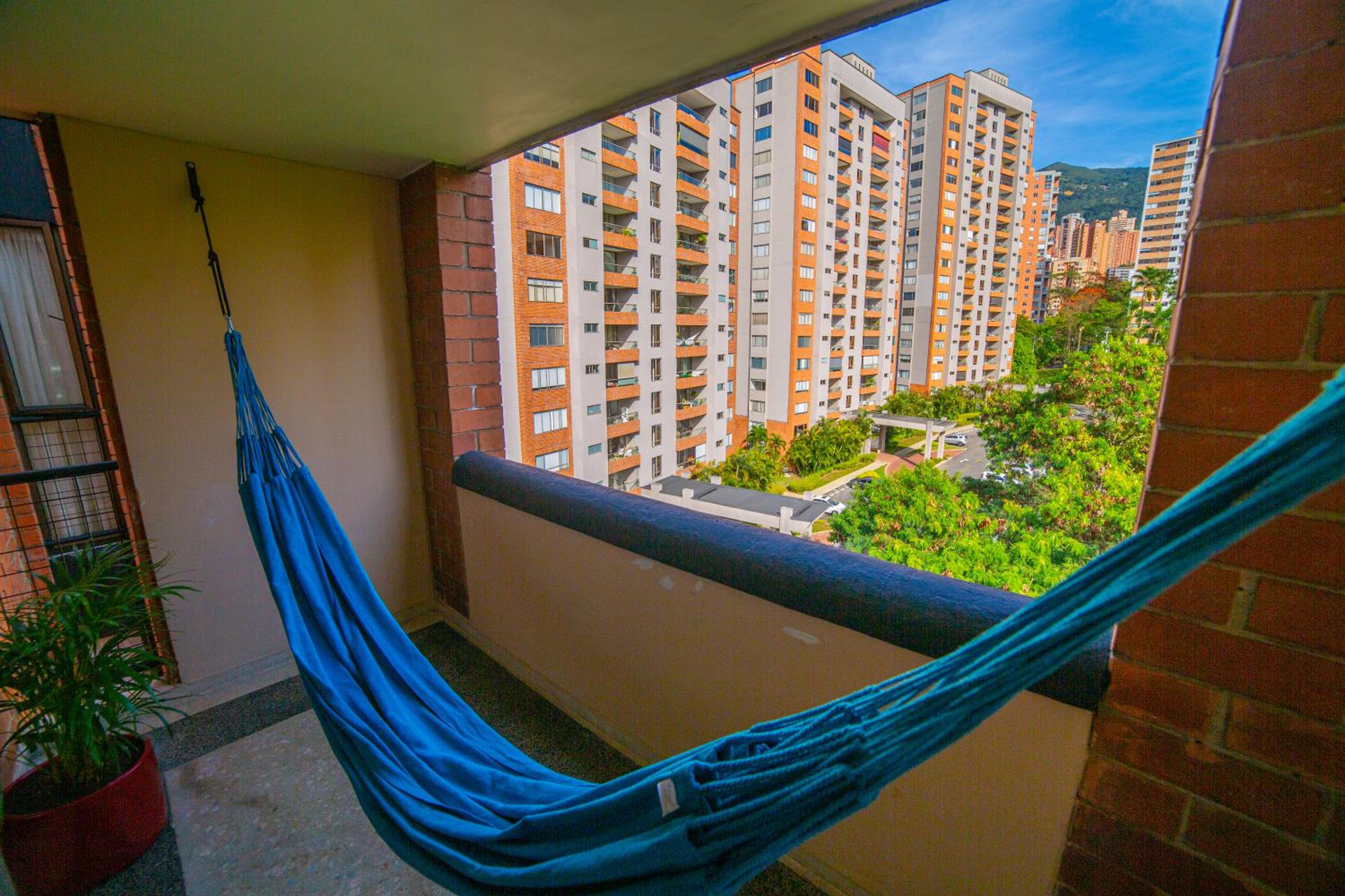 Top floor apt w/Balcony in El Poblado