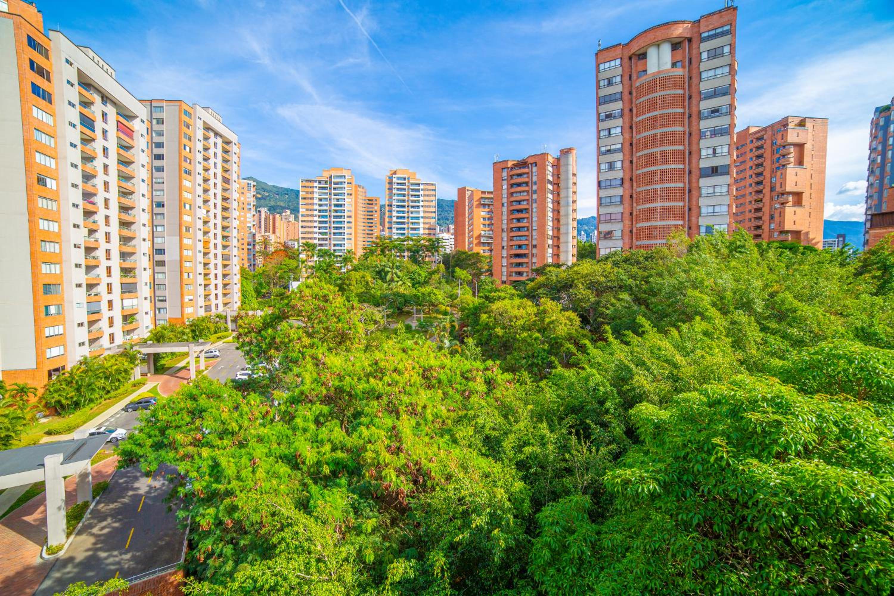 Top floor apt w/Balcony in El Poblado