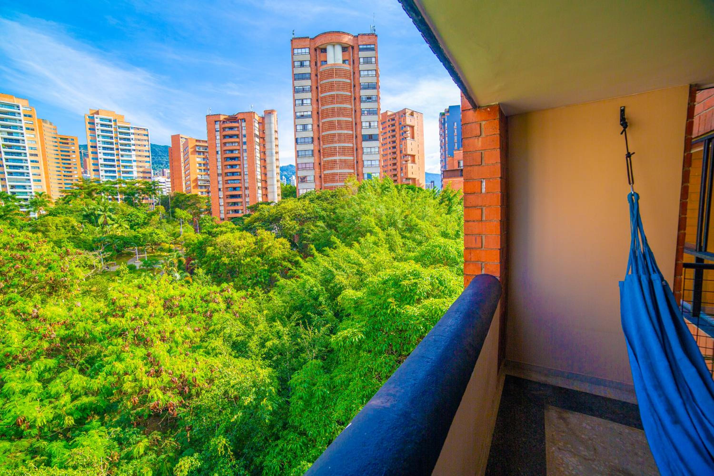 Top floor apt w/Balcony in El Poblado
