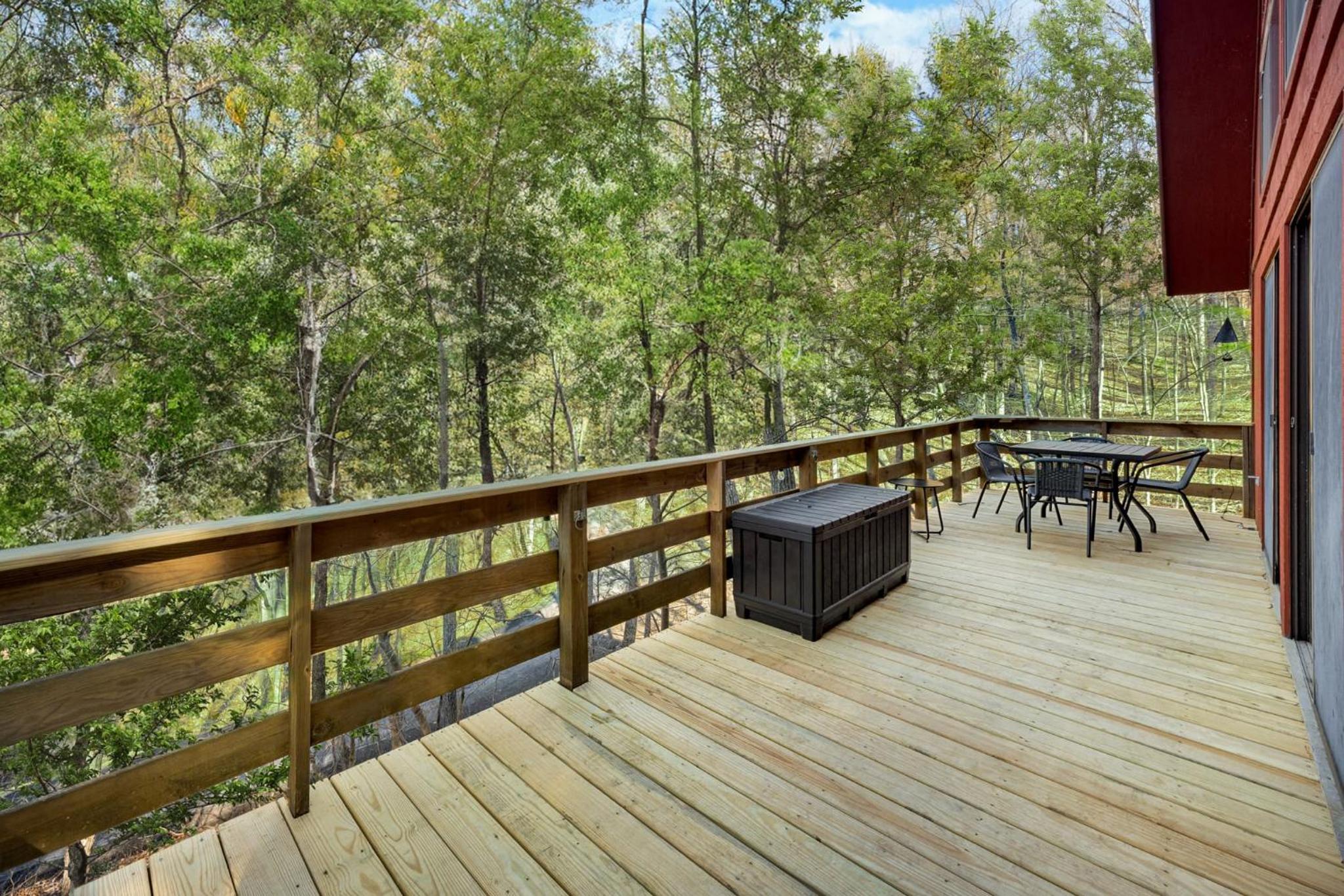 Chalet w Huge Deck, Grill, WiFi, Mins to Bryce! view 3