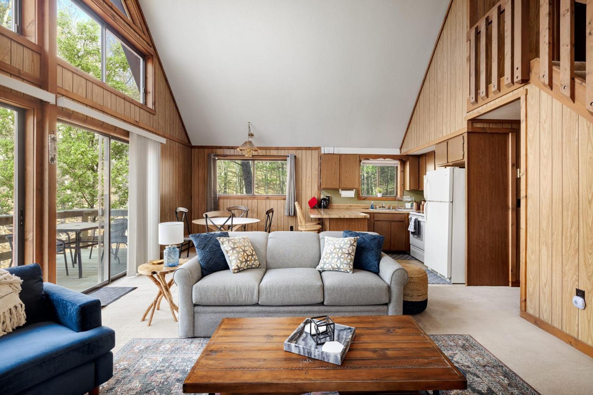 Chalet w Huge Deck, Grill, WiFi, Mins to Bryce! view 5