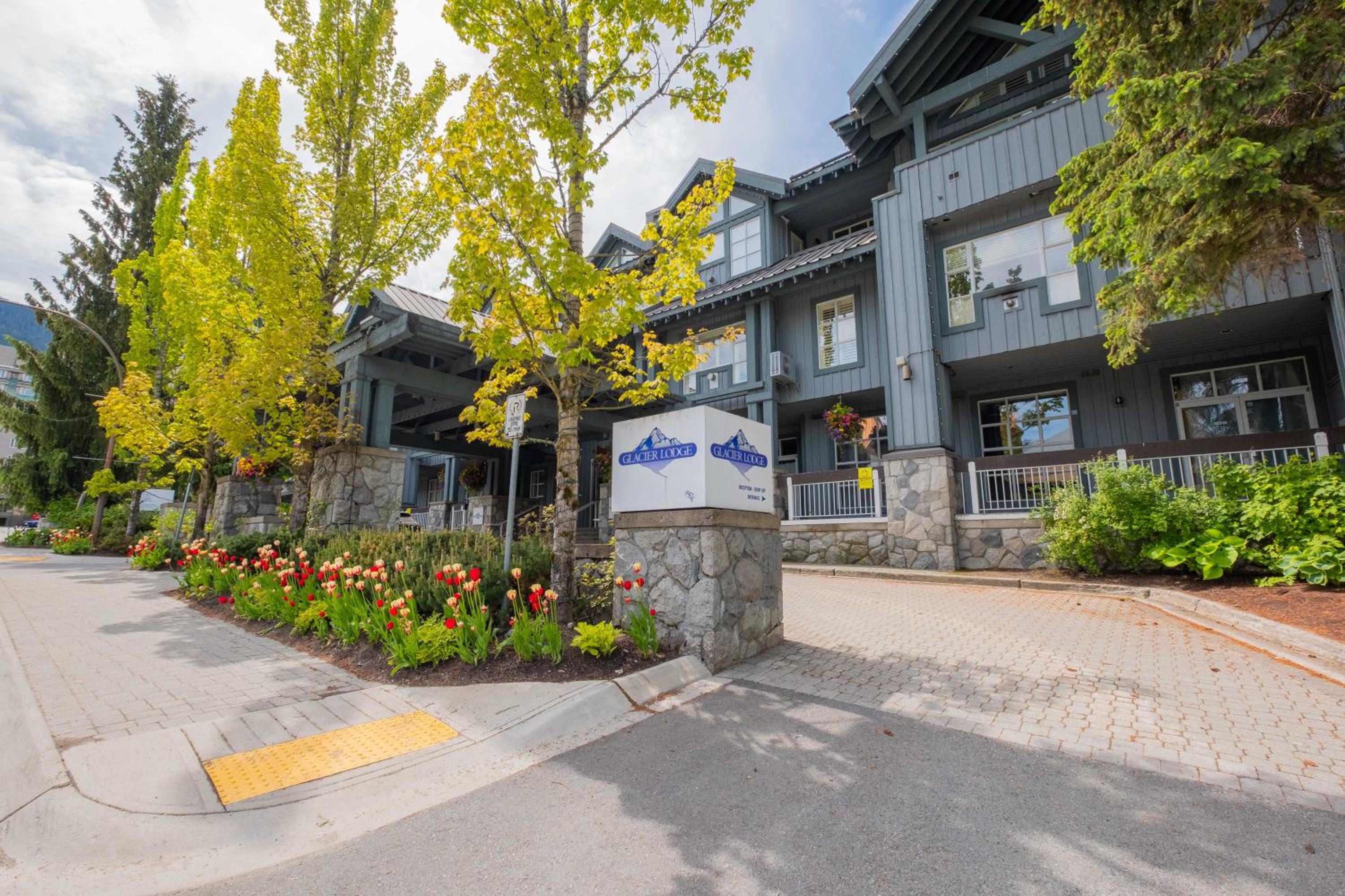 Glaciers Lodge by Outpost Whistler