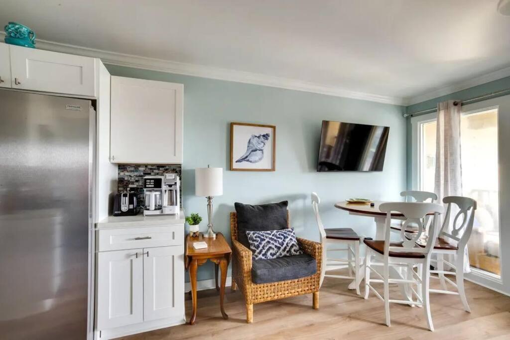 Coastal Haven: Stylish Oceanfront Getaway C341 view 5