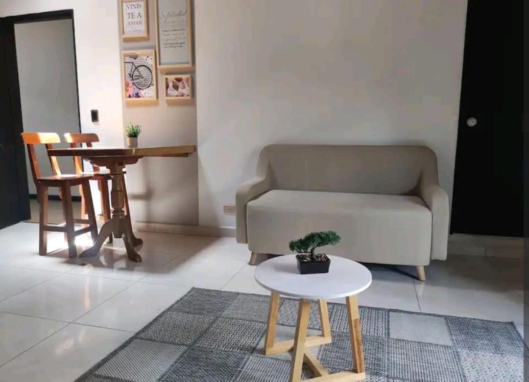 apartamento loft a media cuadra de la estación floresta