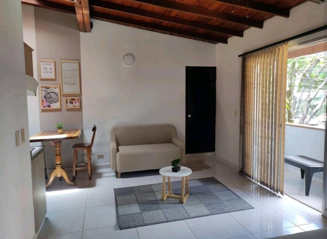 apartamento loft a media cuadra de la estación floresta