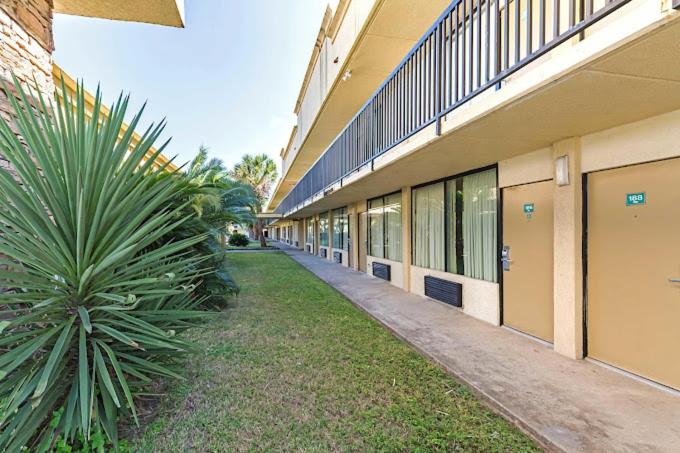 Eco Inn Suites by Hotel O Baytown view 4