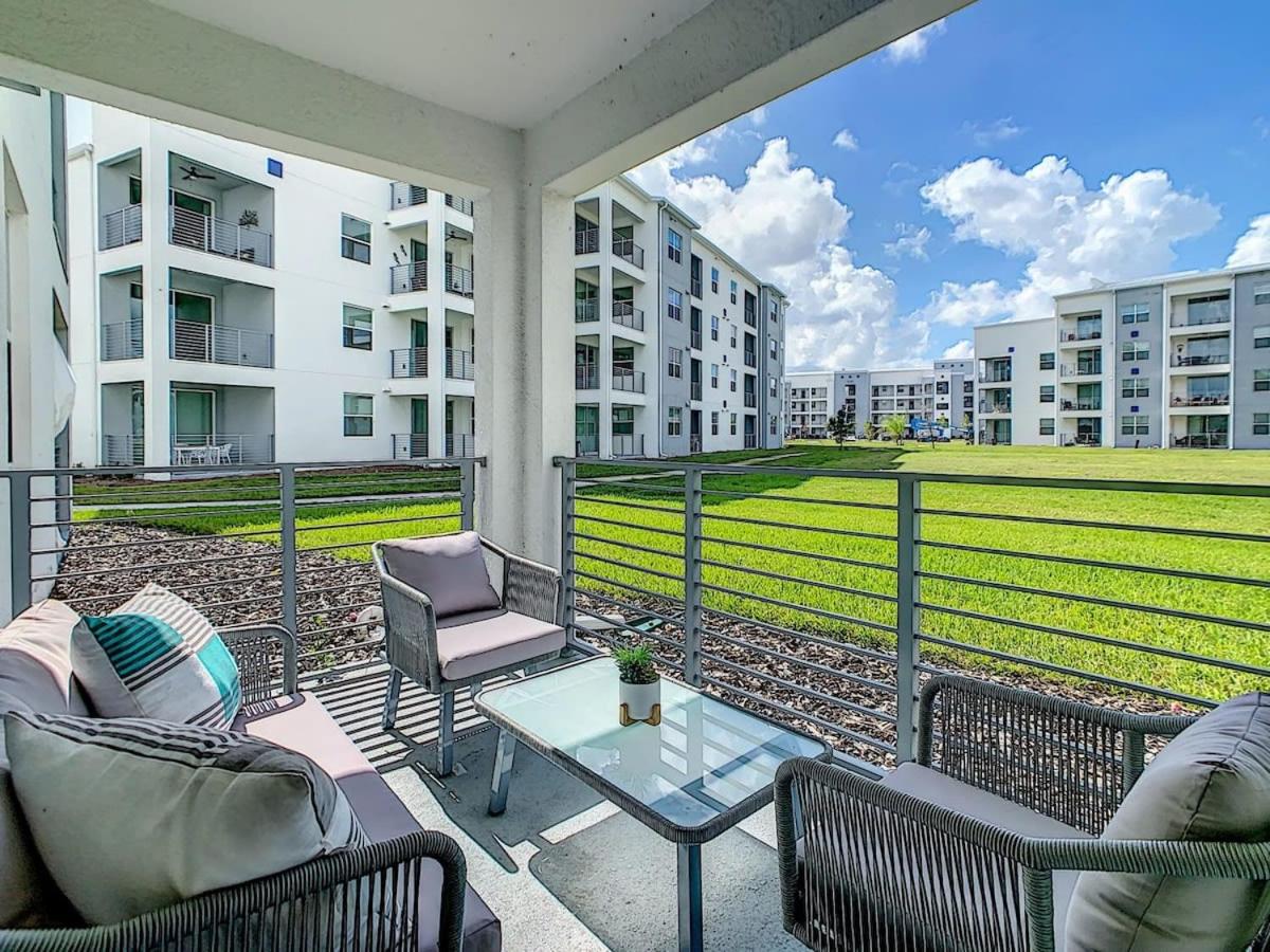 Lovely 2BR condo with 2 Clubhouses & Waterpark view 4