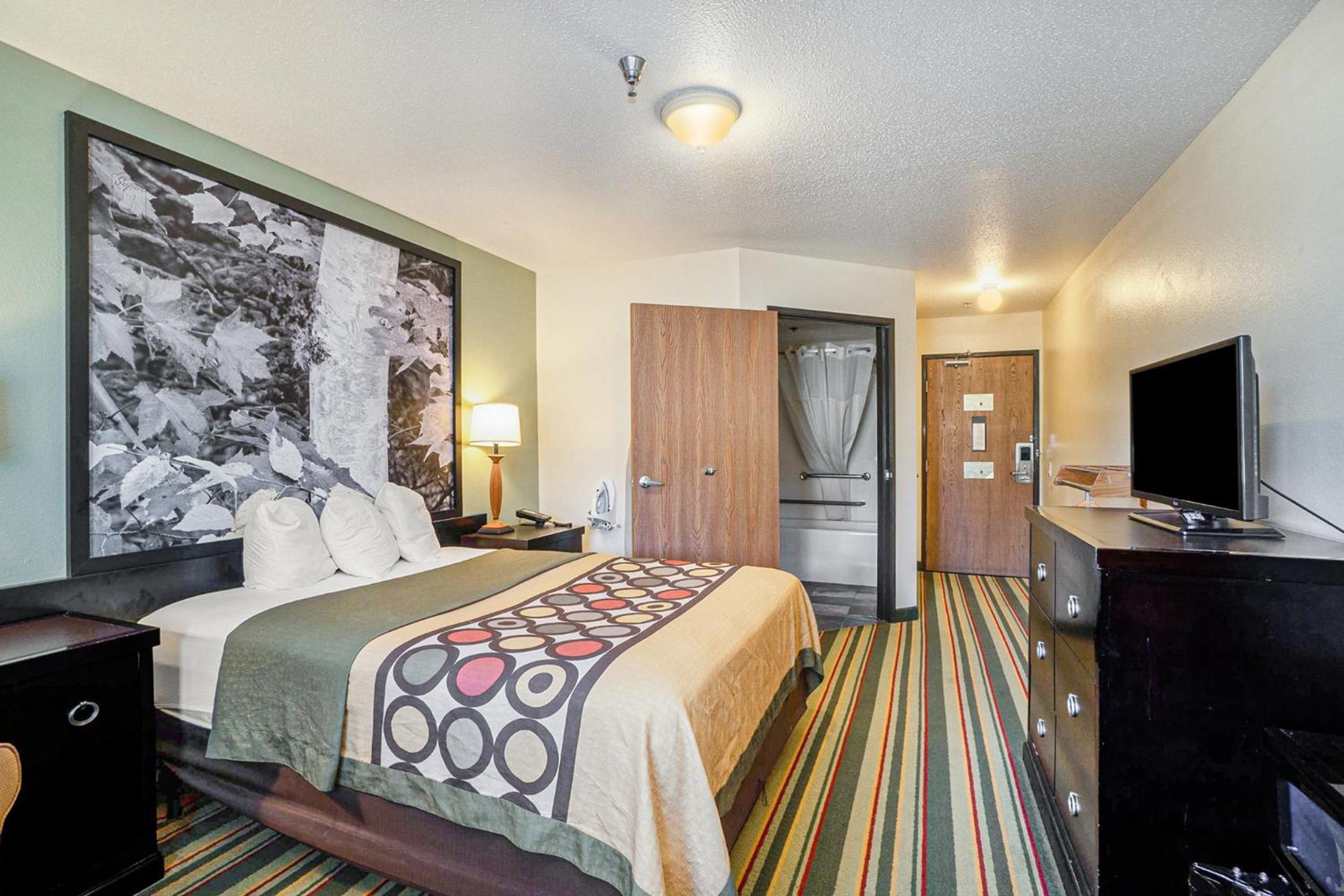Mount Pleasant Vacations - Super 8 by Wyndham Mt. Pleasant - Property Image 12