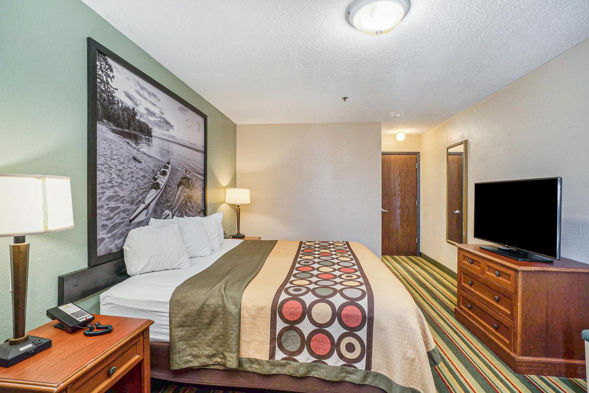 Mount Pleasant Vacations - Super 8 by Wyndham Mt. Pleasant - Property Image 7
